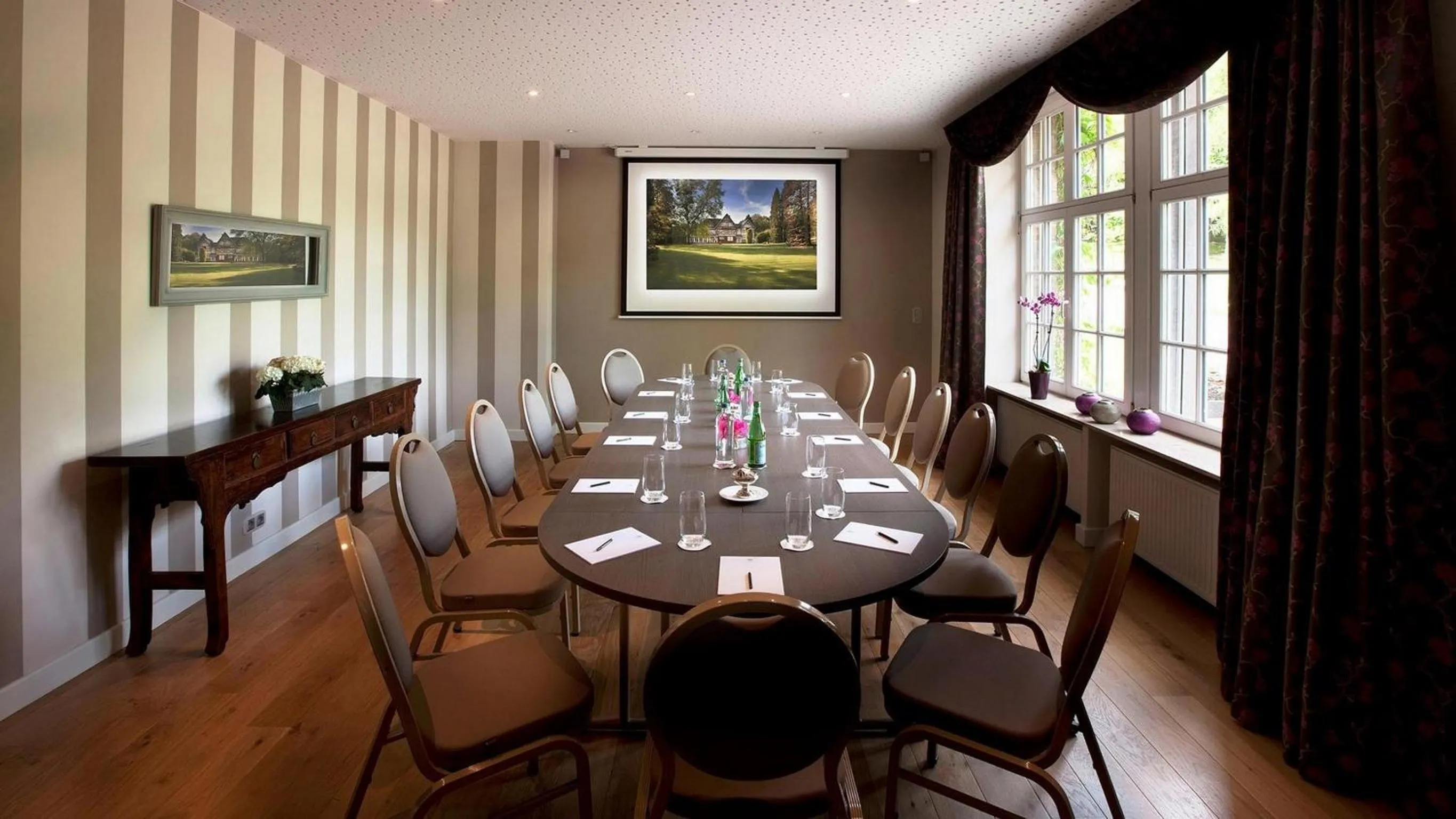 Business facilities in Lafarques