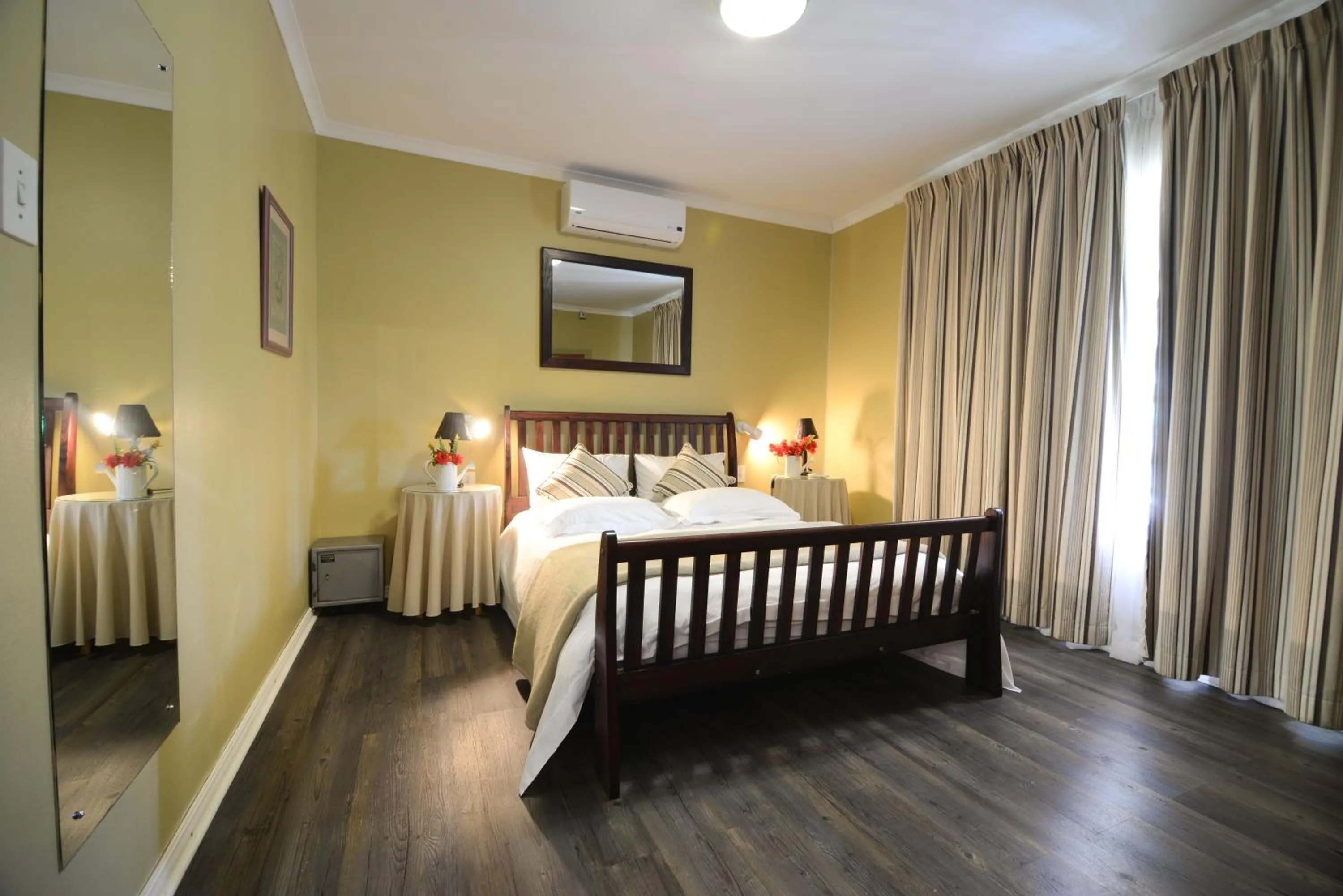 Bedroom, Bed in Skilpadvlei Wine Farm