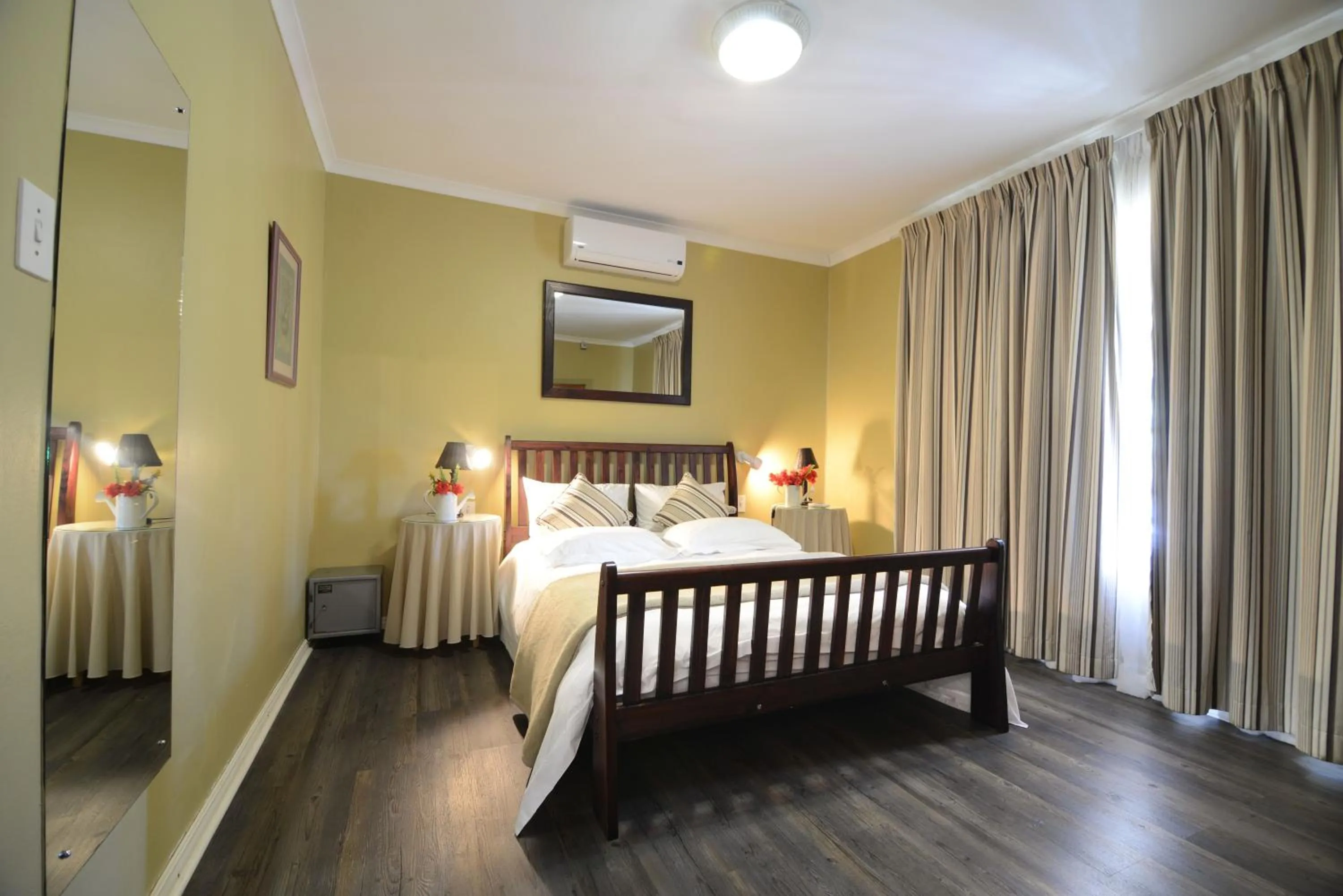 Bedroom, Bed in Skilpadvlei Wine Farm