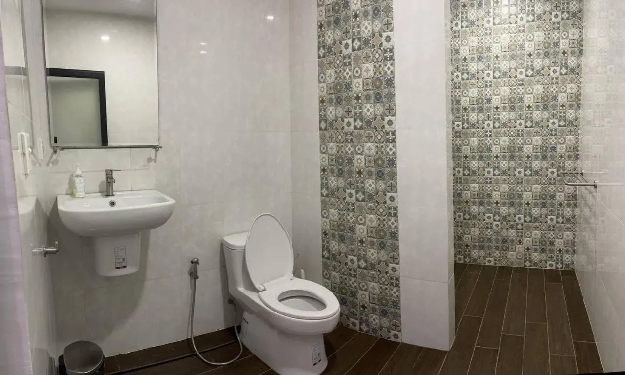 Toilet in Rainbow Lodge