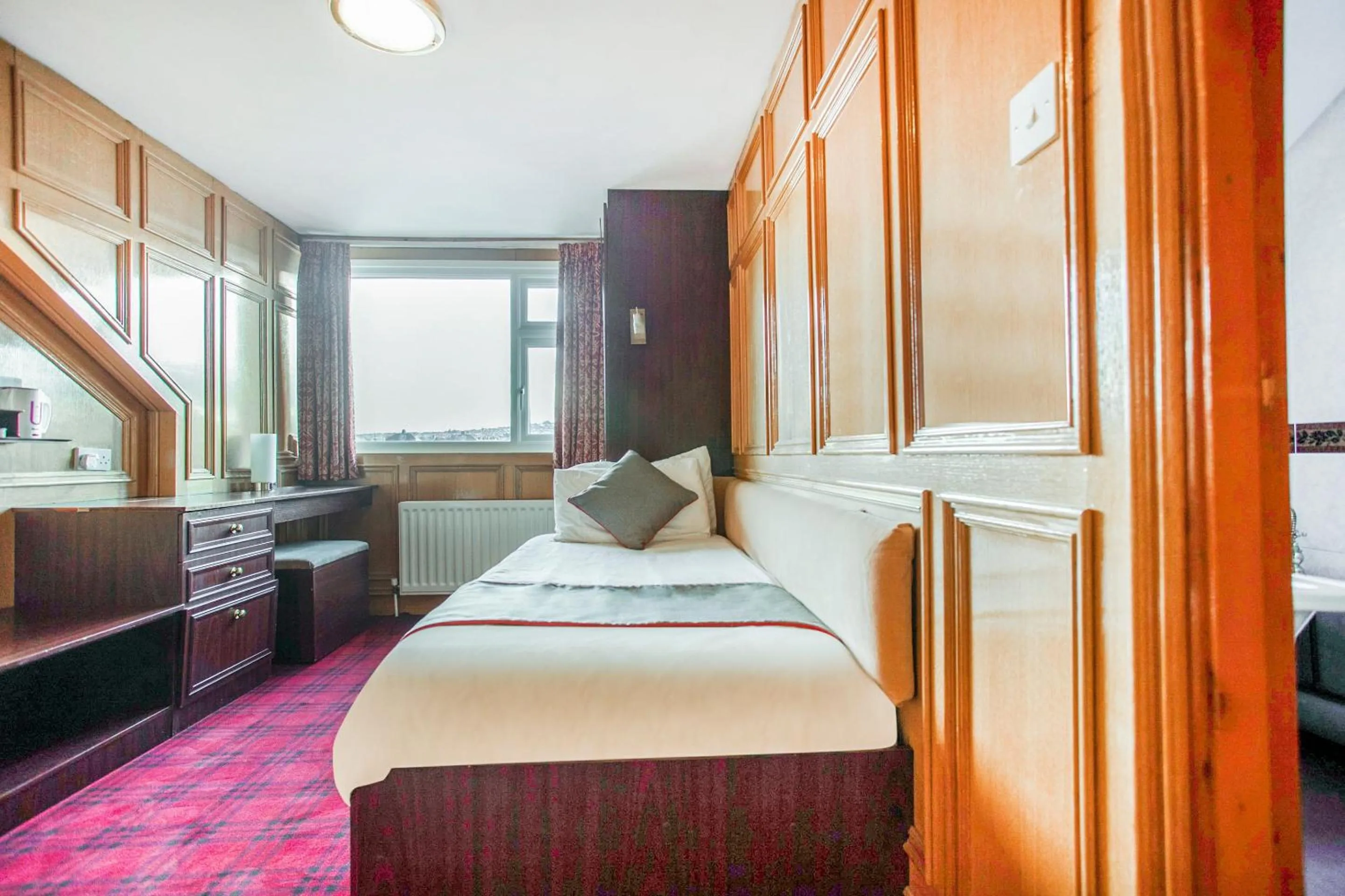 Bedroom, Bed in OYO The Rowers Hotel, Dunston Gateshead