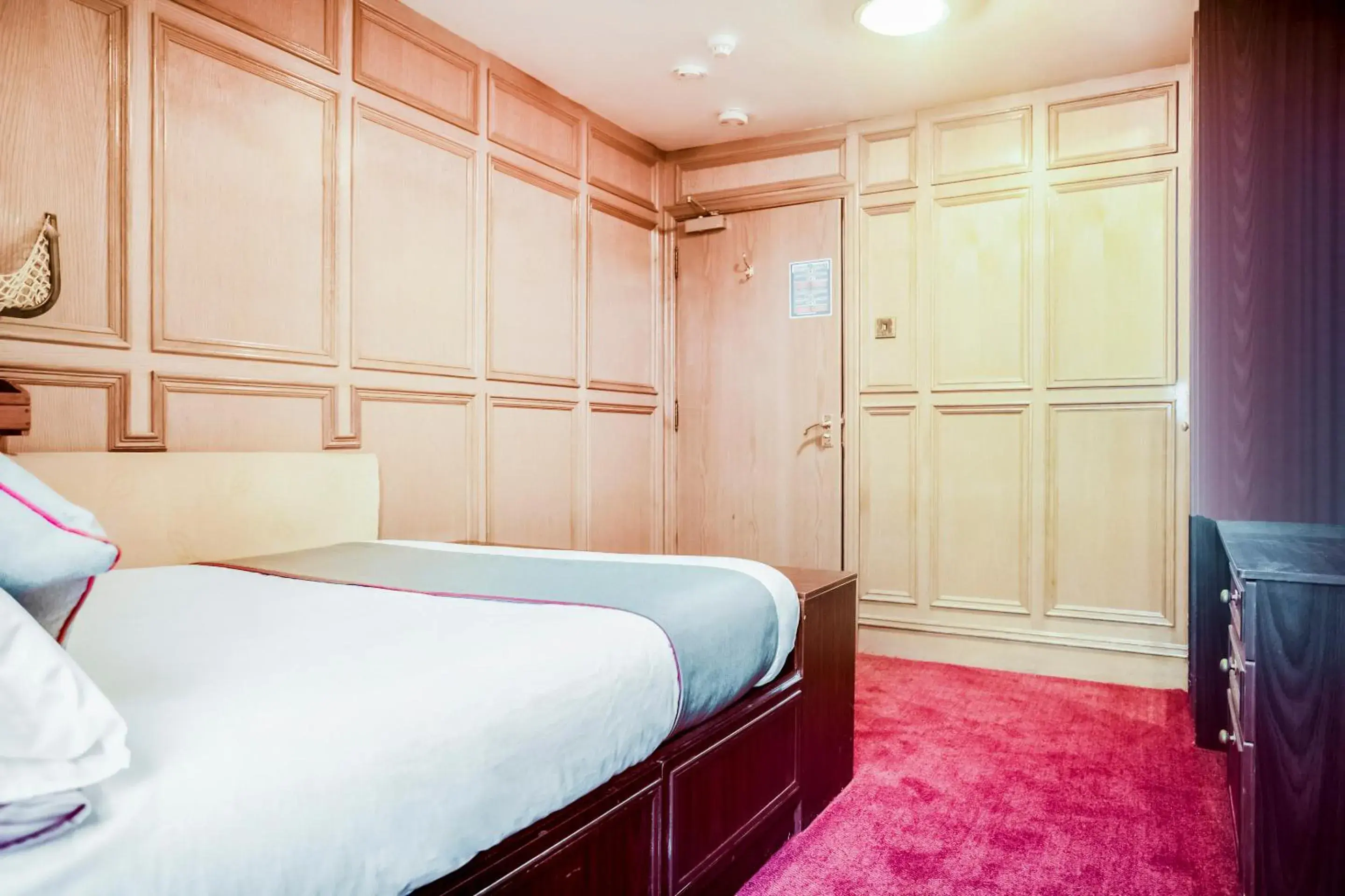 Bedroom, Bed in OYO The Rowers Hotel, Dunston Gateshead Bedroom, Bed in OYO The Rowers Hotel, Dunston Gateshead