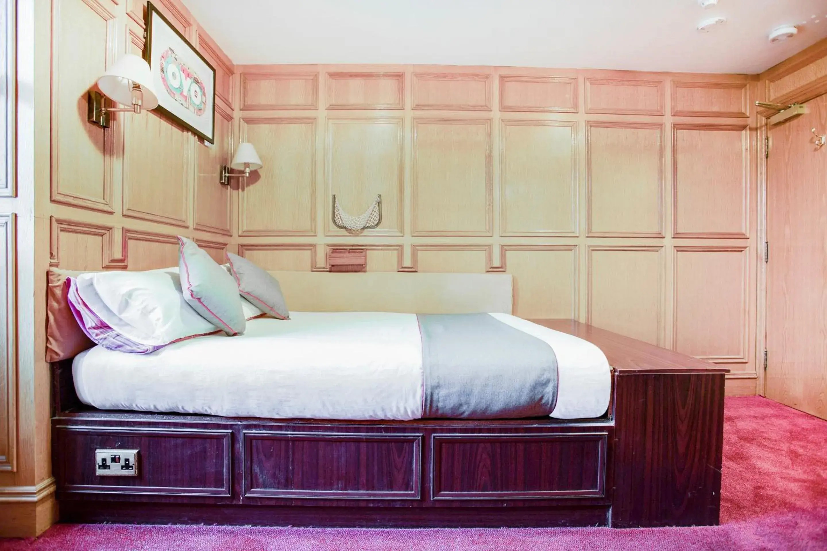 Bedroom, Bed in OYO The Rowers Hotel, Dunston Gateshead Bedroom, Bed in OYO The Rowers Hotel, Dunston Gateshead