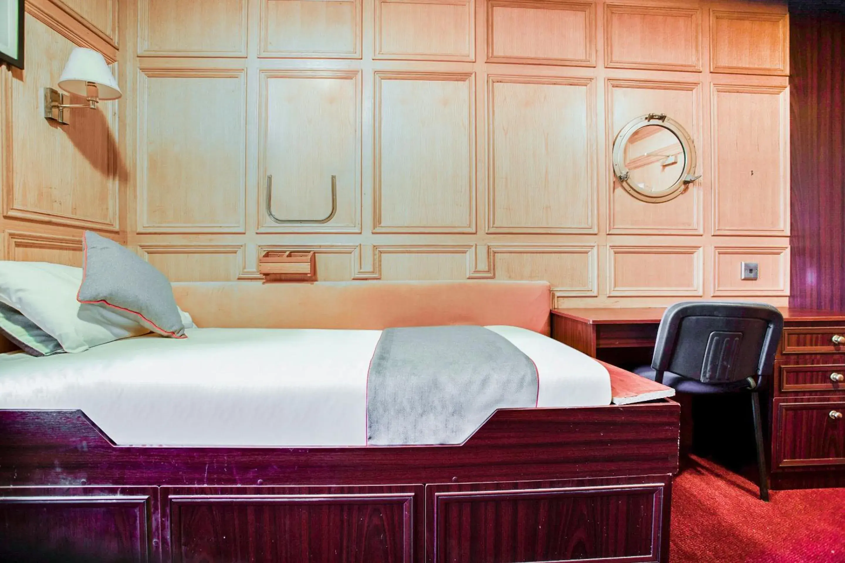 Bedroom, Bed in OYO The Rowers Hotel, Dunston Gateshead Bedroom, Bed in OYO The Rowers Hotel, Dunston Gateshead