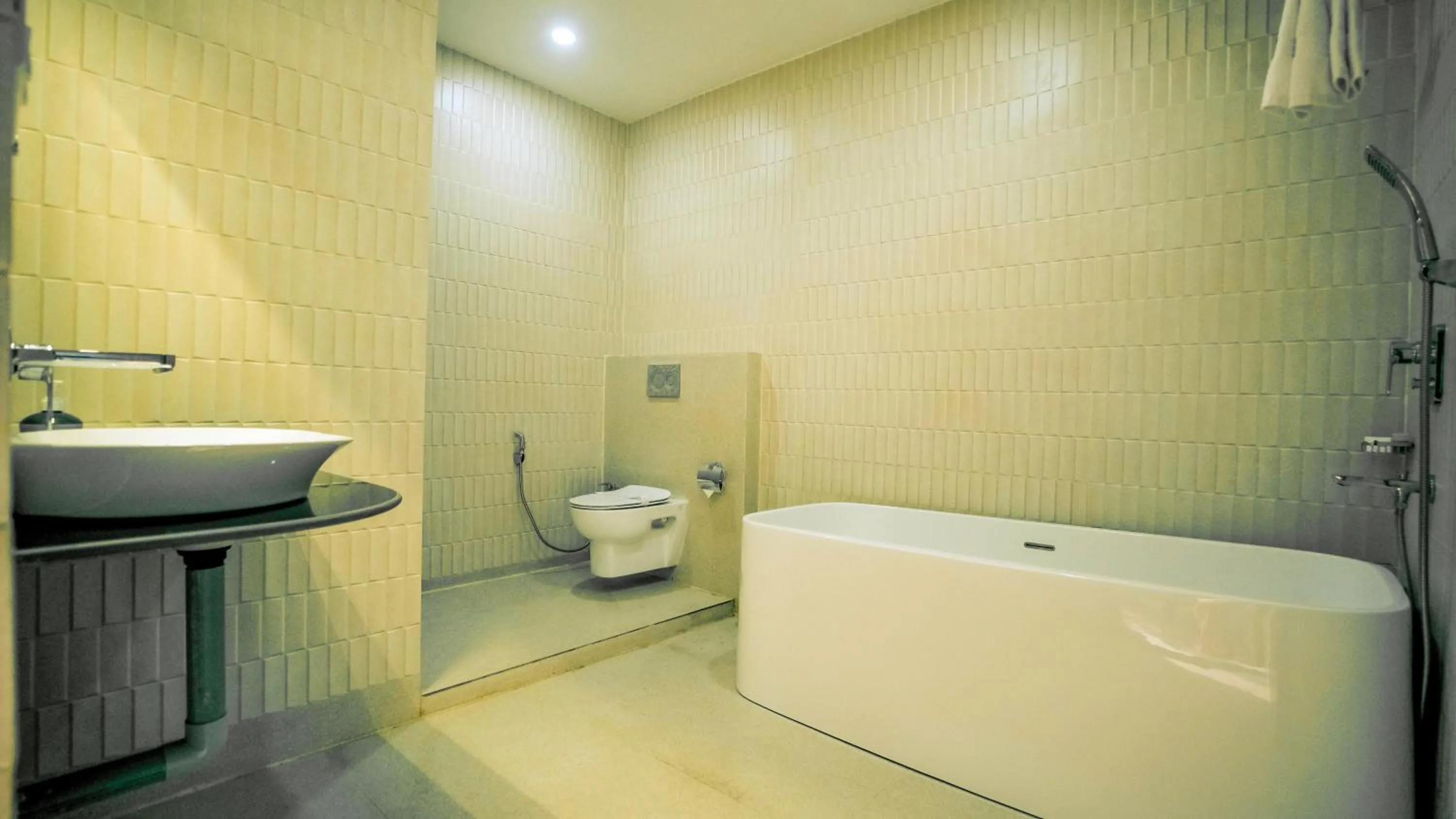 Bath in Finn's Weaver Resort, Kaziranga