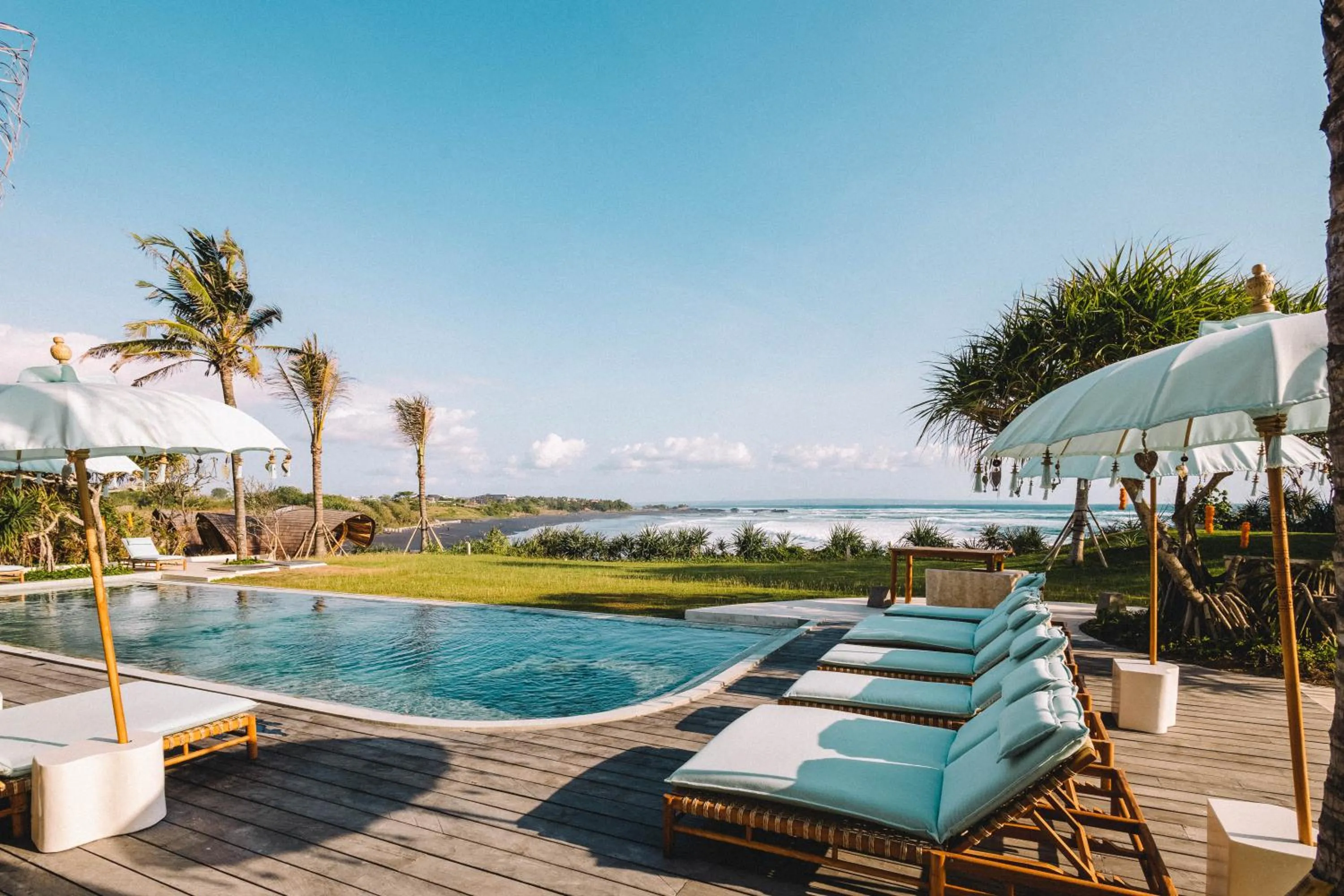 EHOA NYANYI BEACH Boutique Hotel - In front of entrance to NUANU