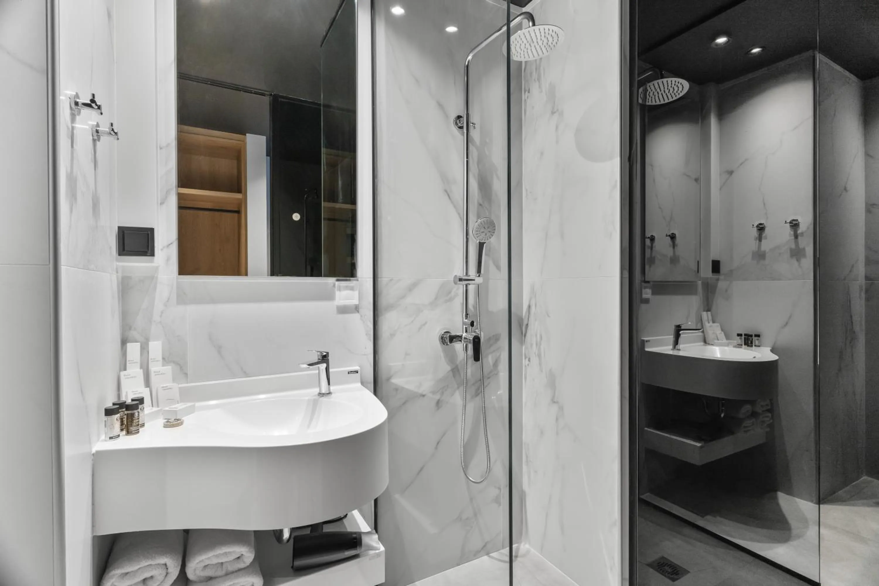 Shower in Azur Hotel Volos