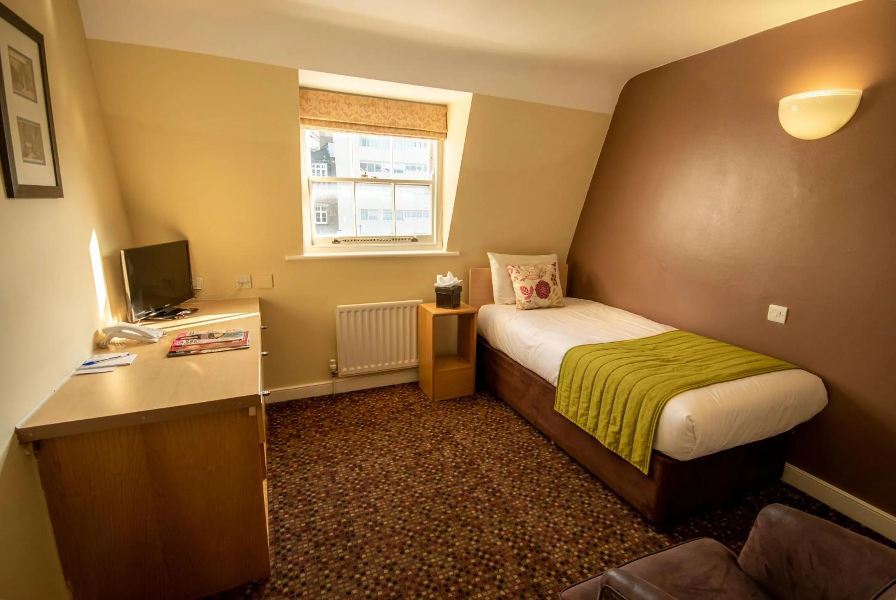 Photo of the whole room, Bed in The Darlington Hyde Park