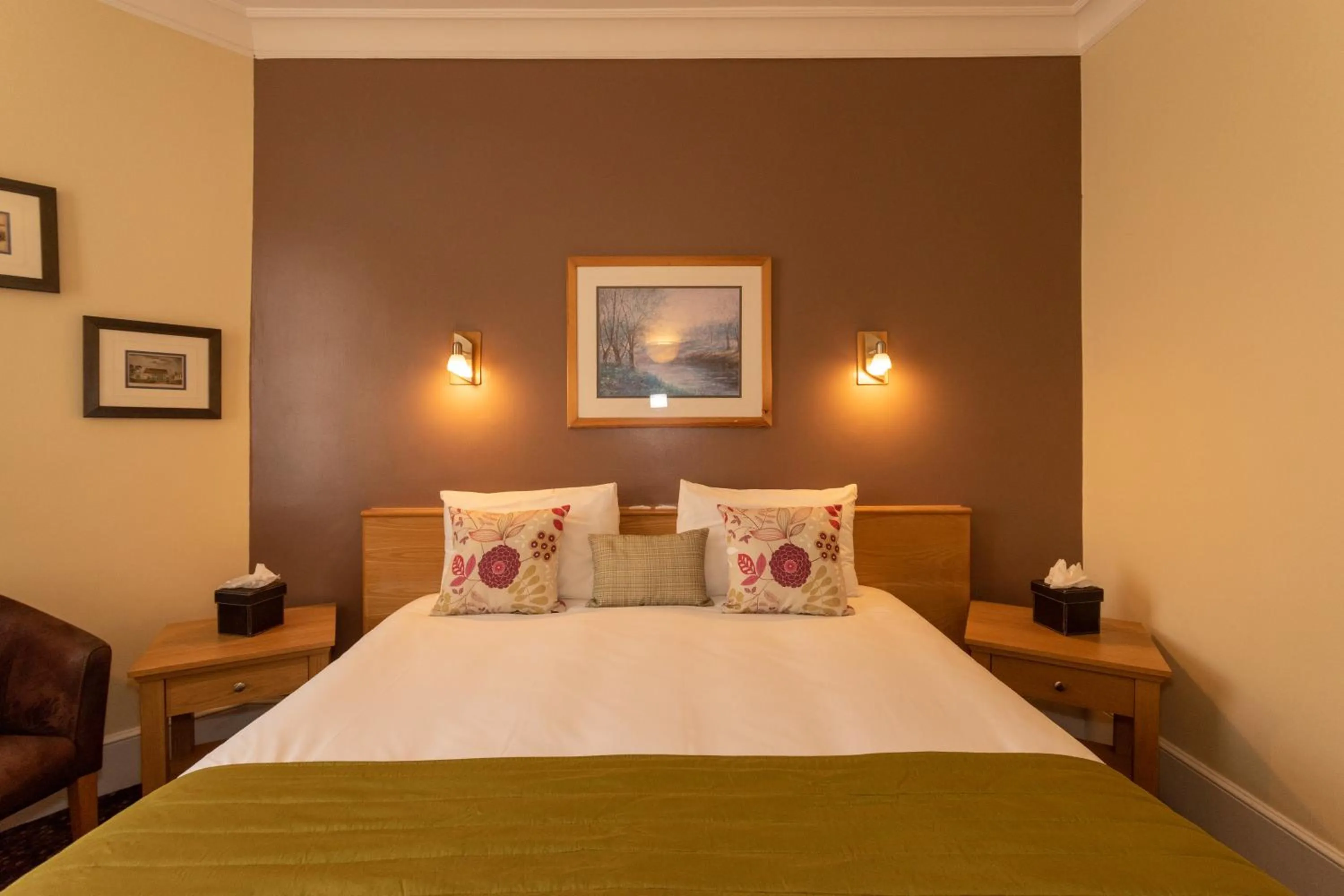 Photo of the whole room, Bed in The Darlington Hyde Park