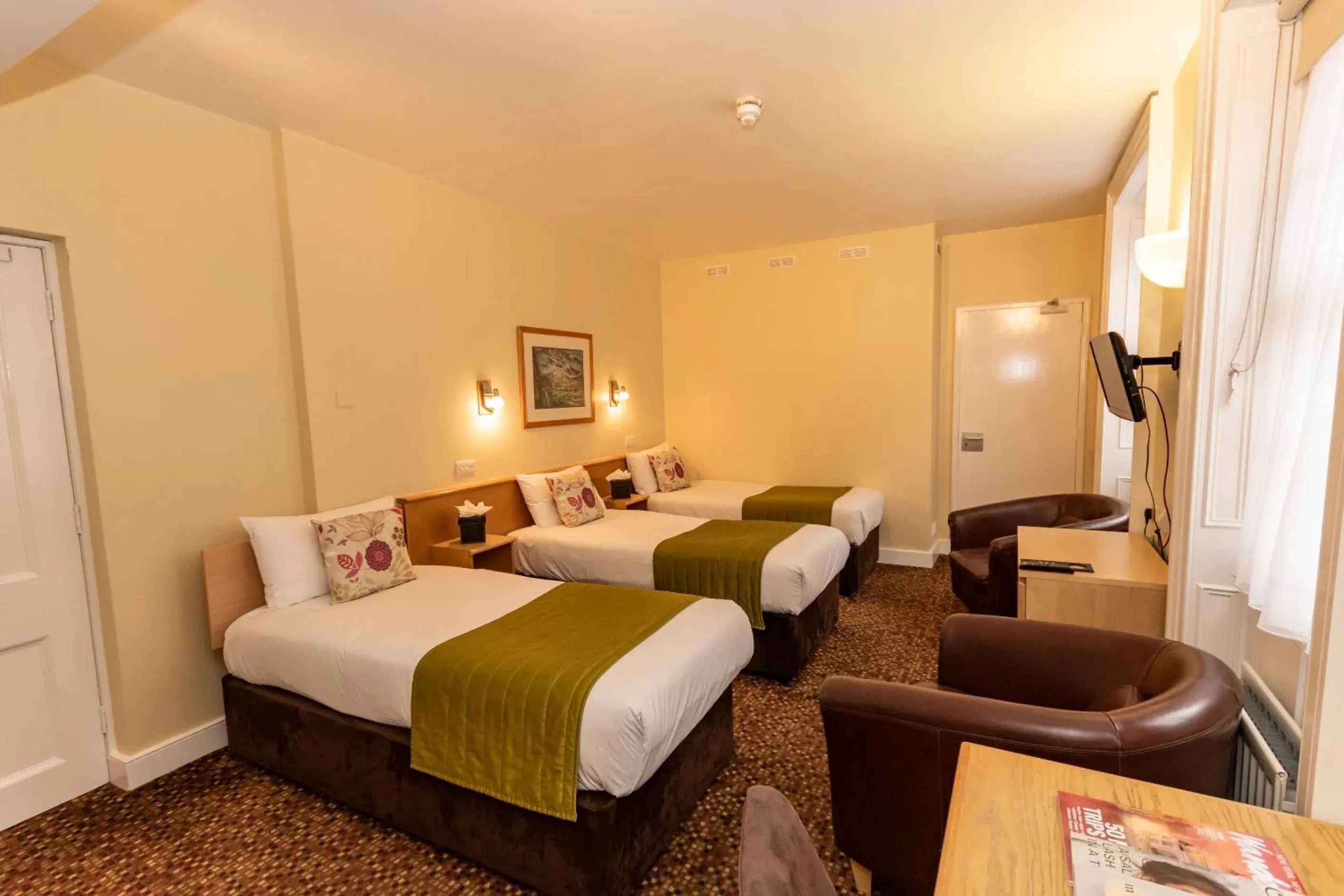 Photo of the whole room, Bed in The Darlington Hyde Park Photo of the whole room, Bed in The Darlington Hyde Park