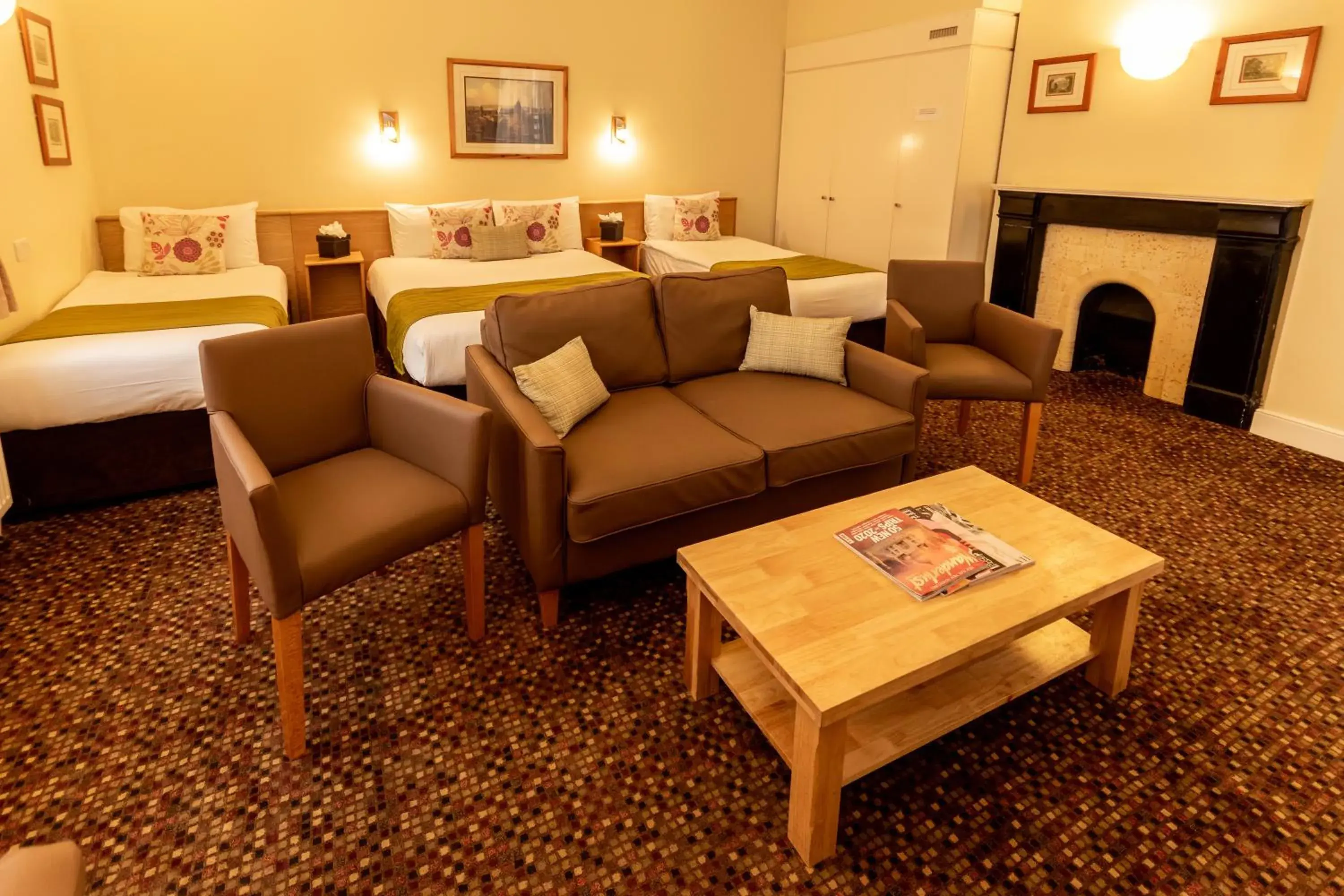 Photo of the whole room in The Darlington Hyde Park Photo of the whole room in The Darlington Hyde Park