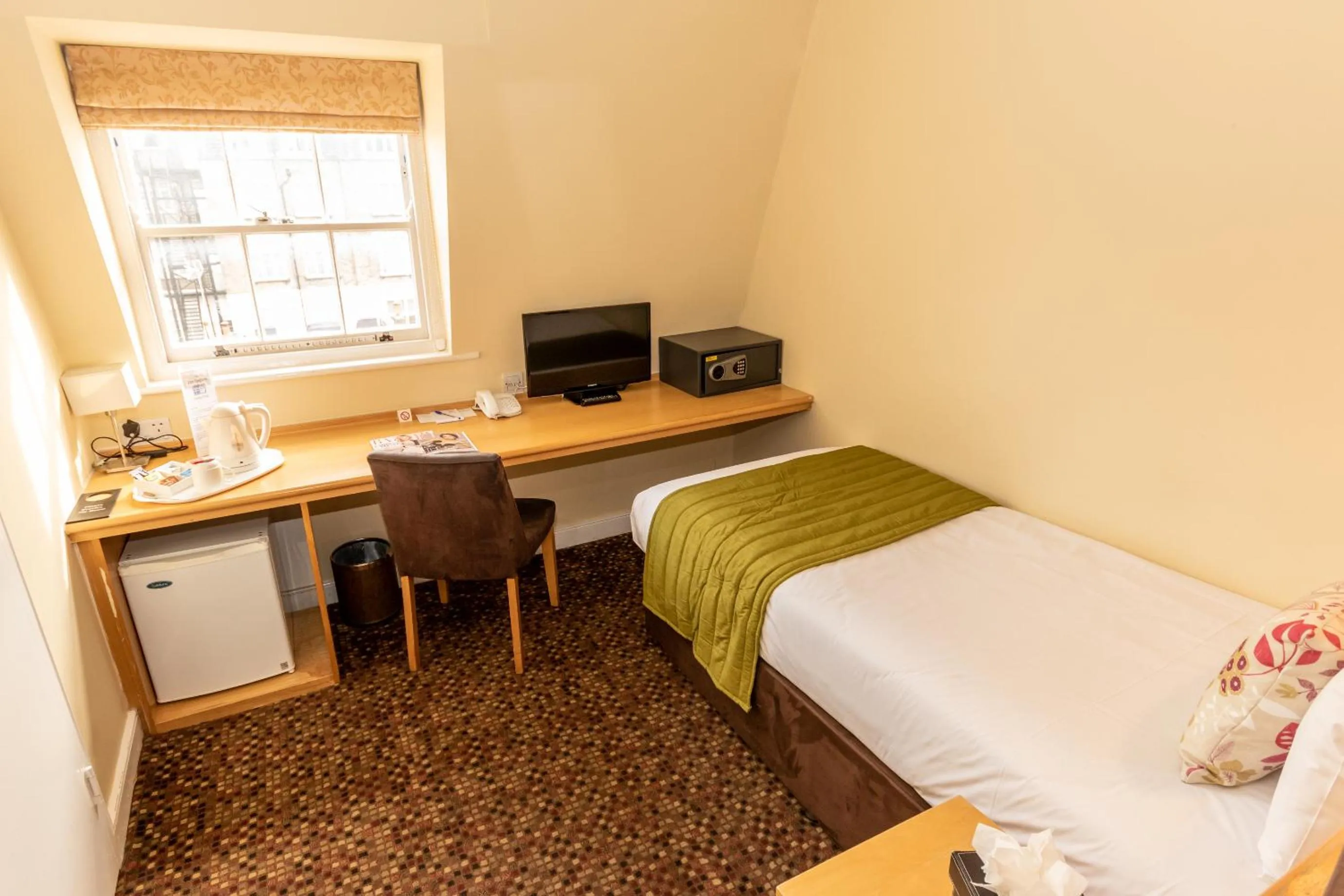 Photo of the whole room, Bed in The Darlington Hyde Park