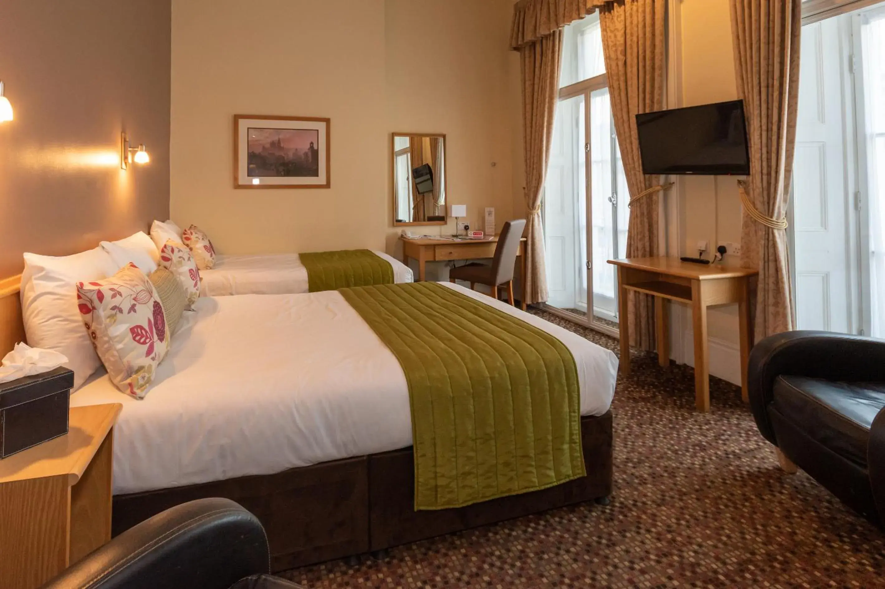 Photo of the whole room, Bed in The Darlington Hyde Park Photo of the whole room, Bed in The Darlington Hyde Park