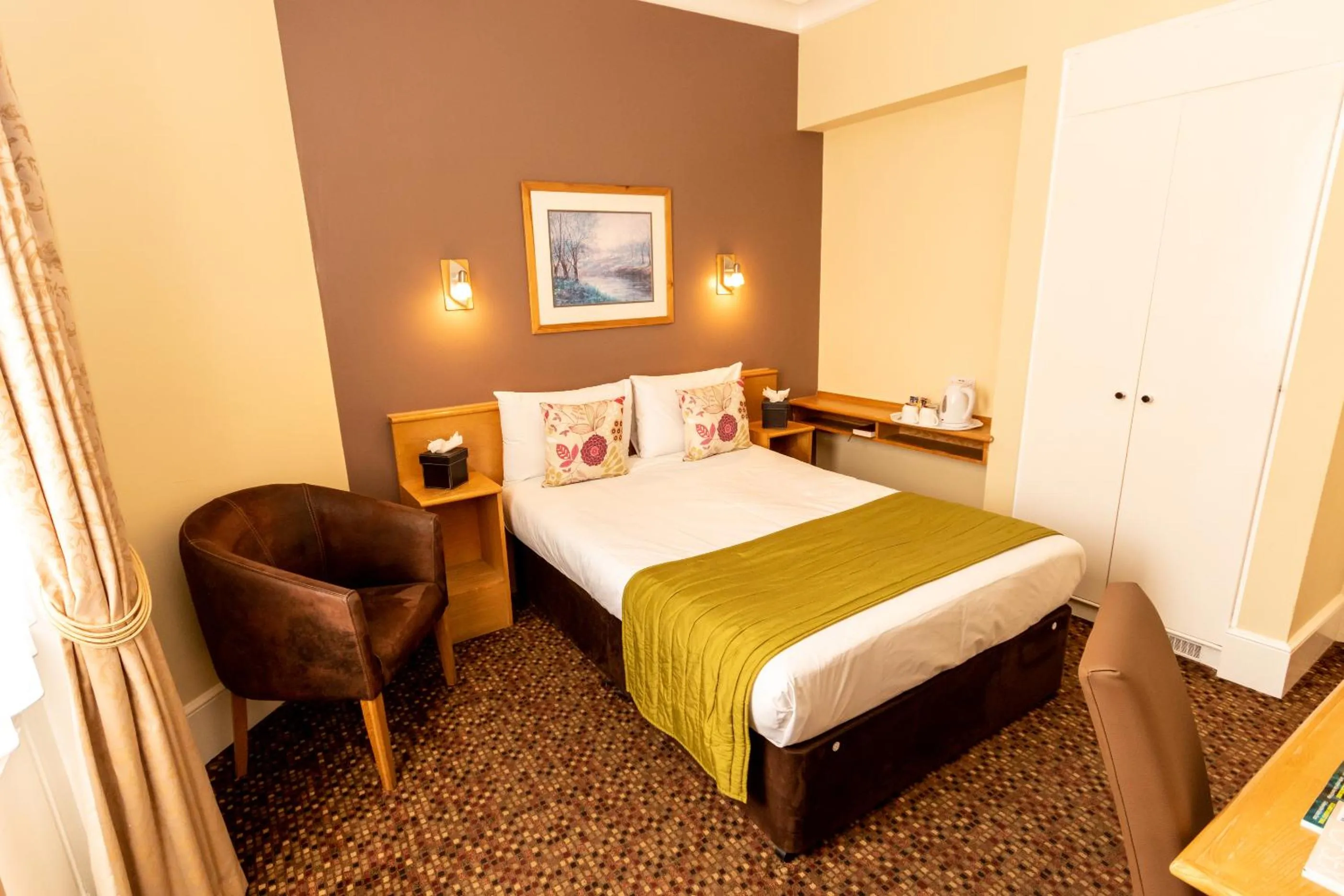 Photo of the whole room, Bed in The Darlington Hyde Park