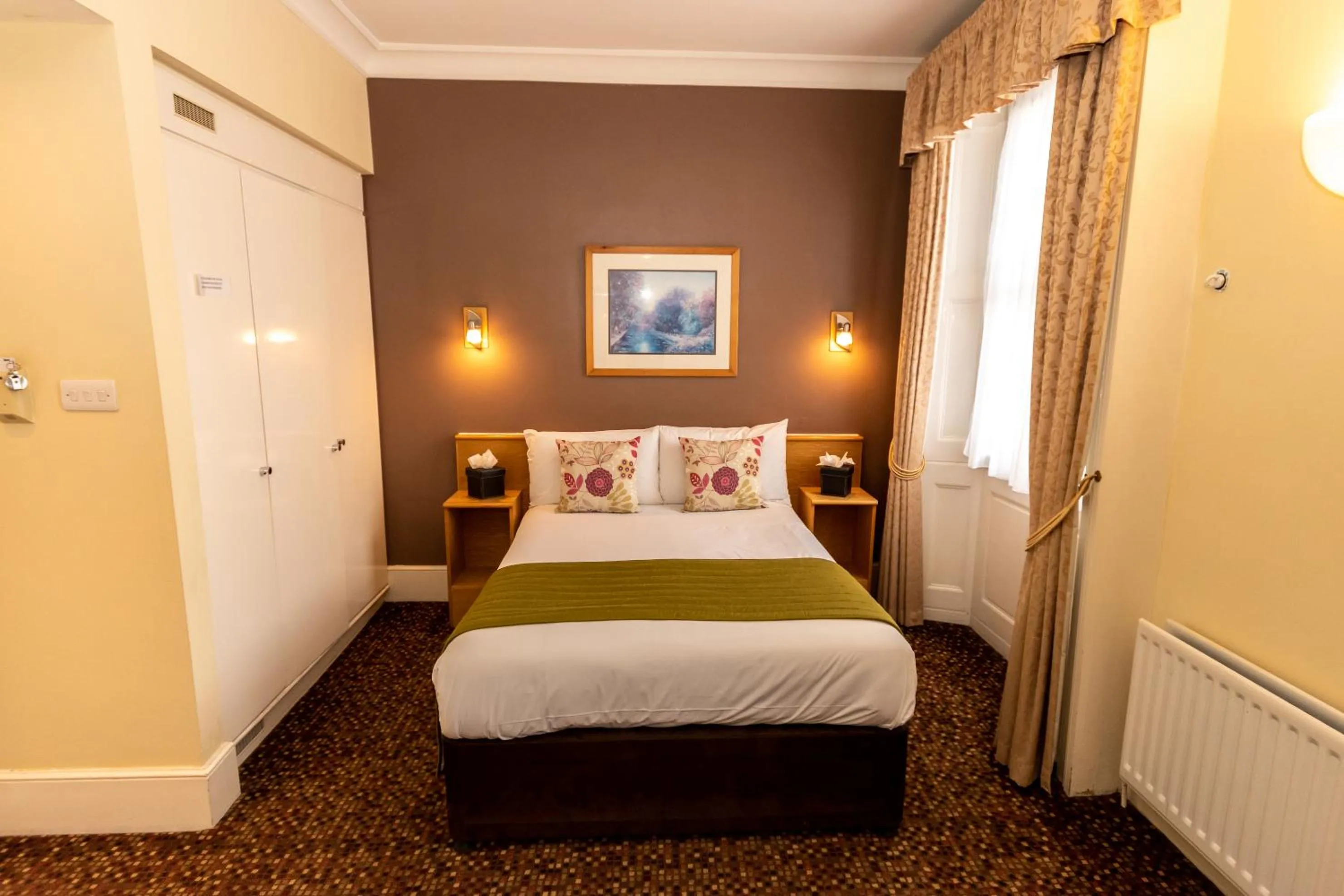 Photo of the whole room, Bed in The Darlington Hyde Park