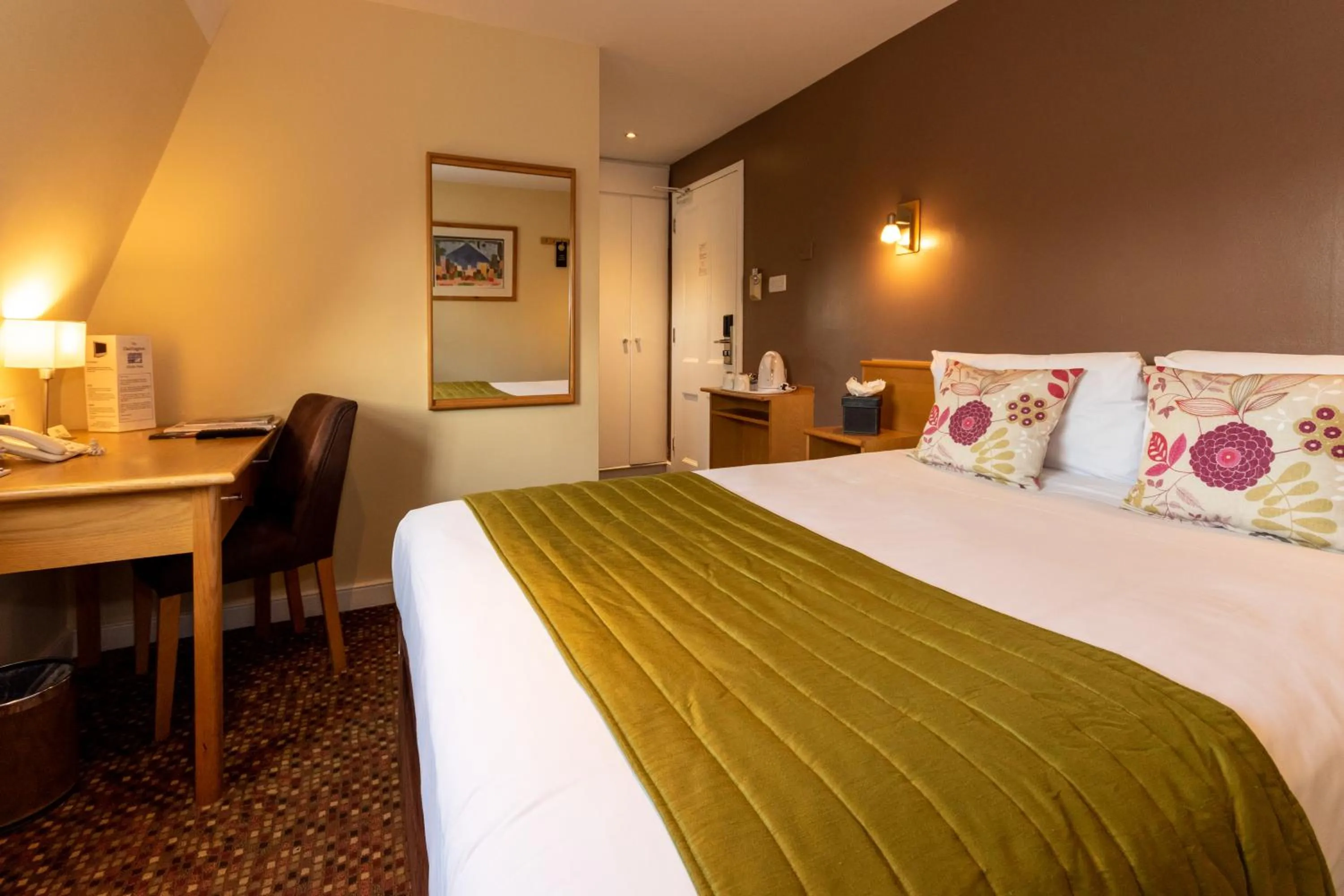 Photo of the whole room, Bed in The Darlington Hyde Park