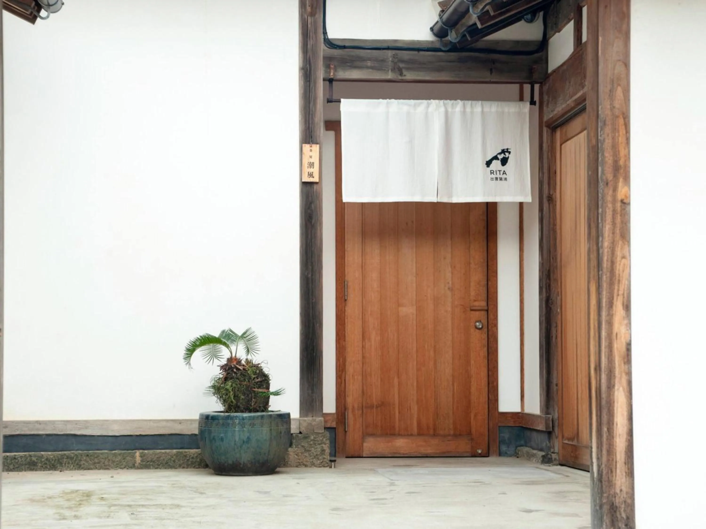 Photo of the whole room in RITA Izumo Sagiura