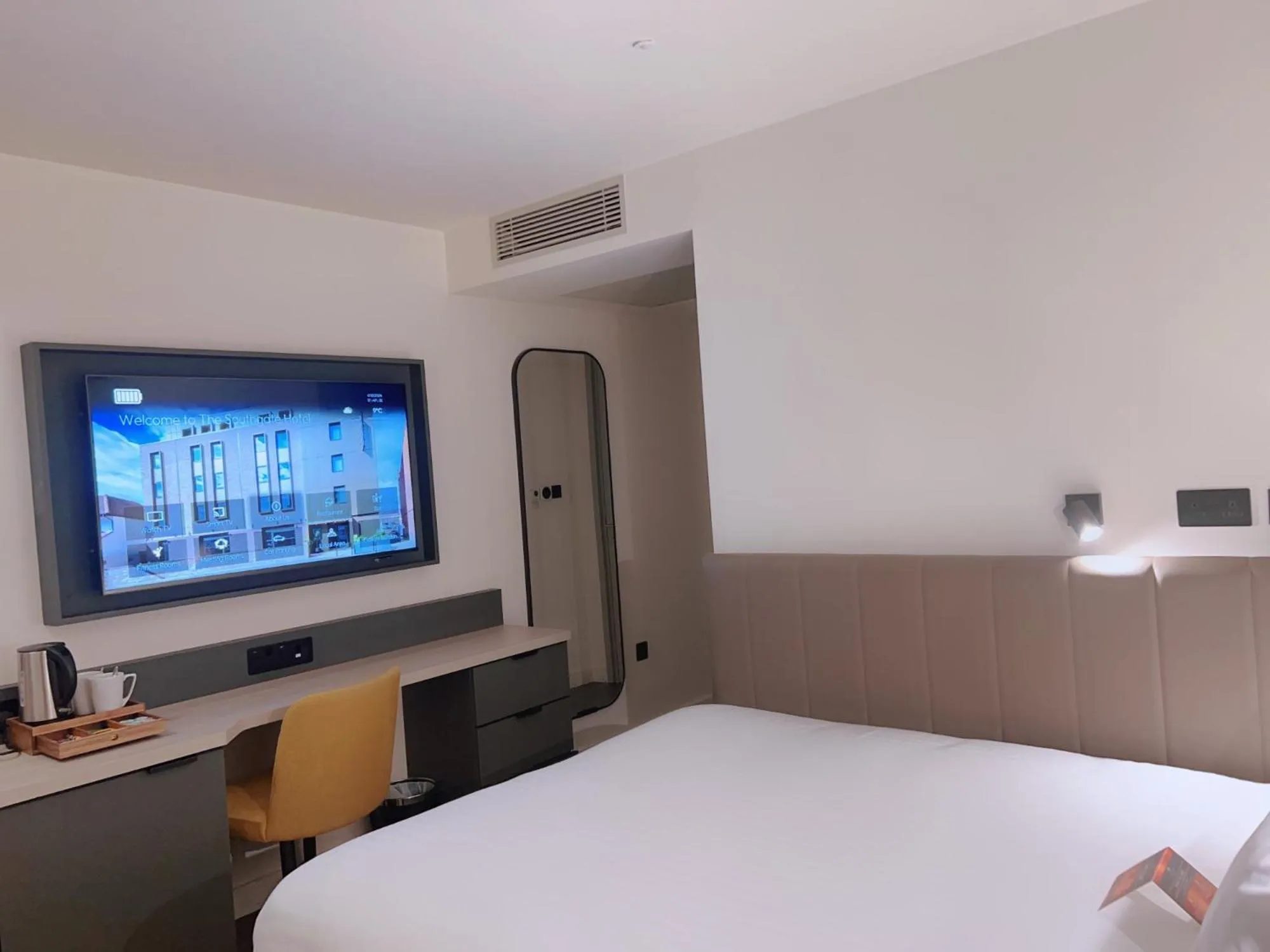 Bedroom, Bed in Southgate Hotel London