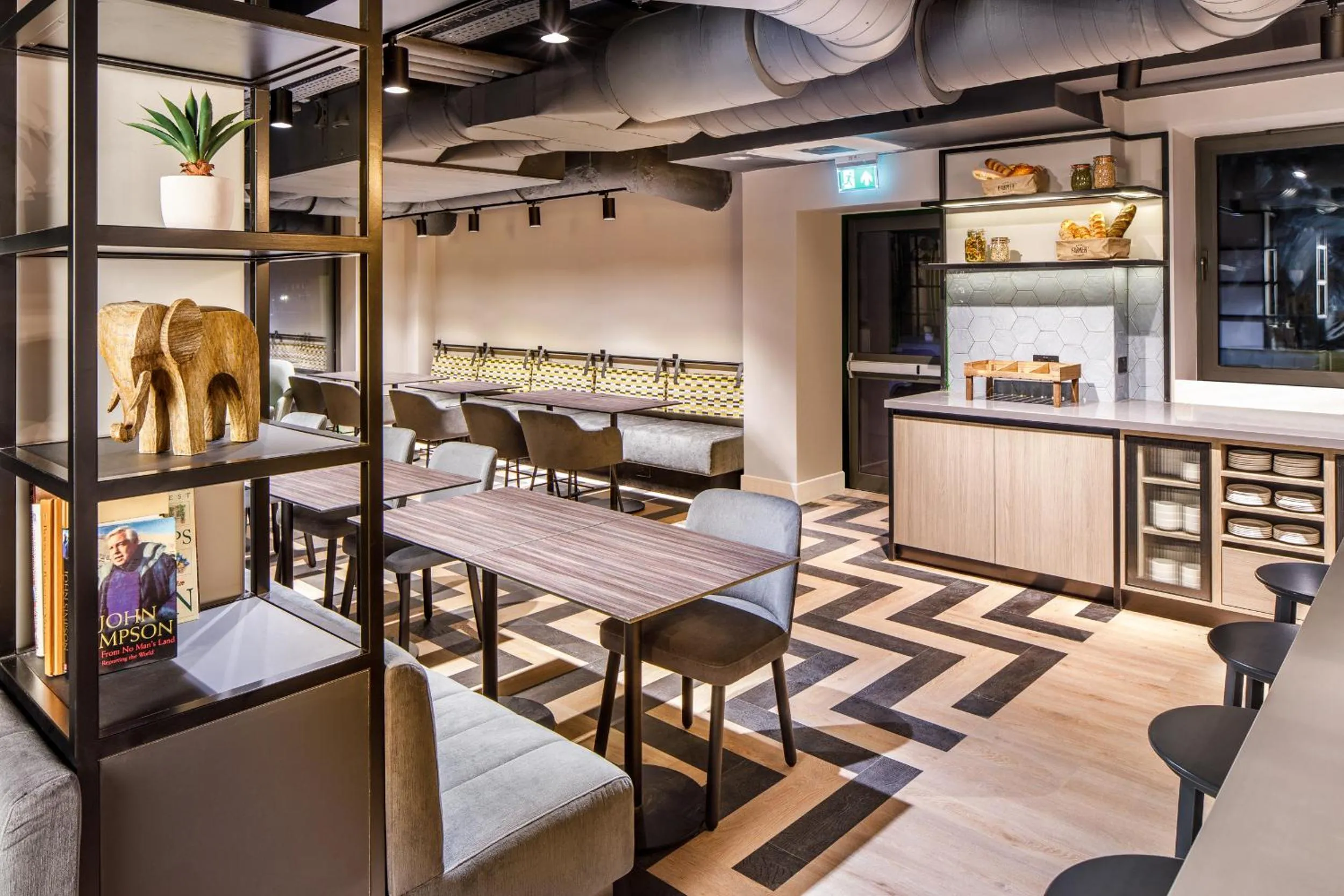 Restaurant/places to eat in Southgate Hotel London