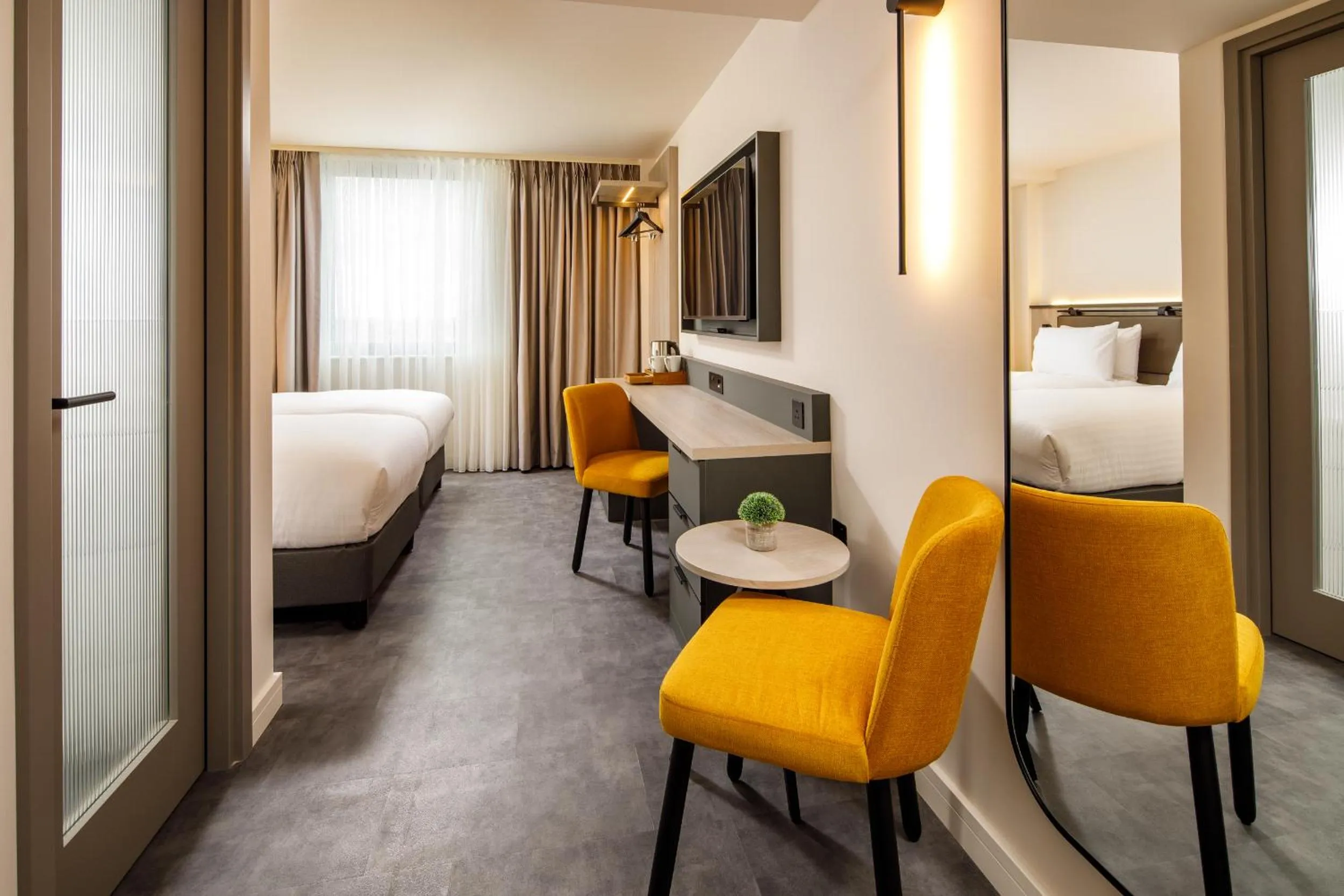 Bedroom, Bed in Southgate Hotel London