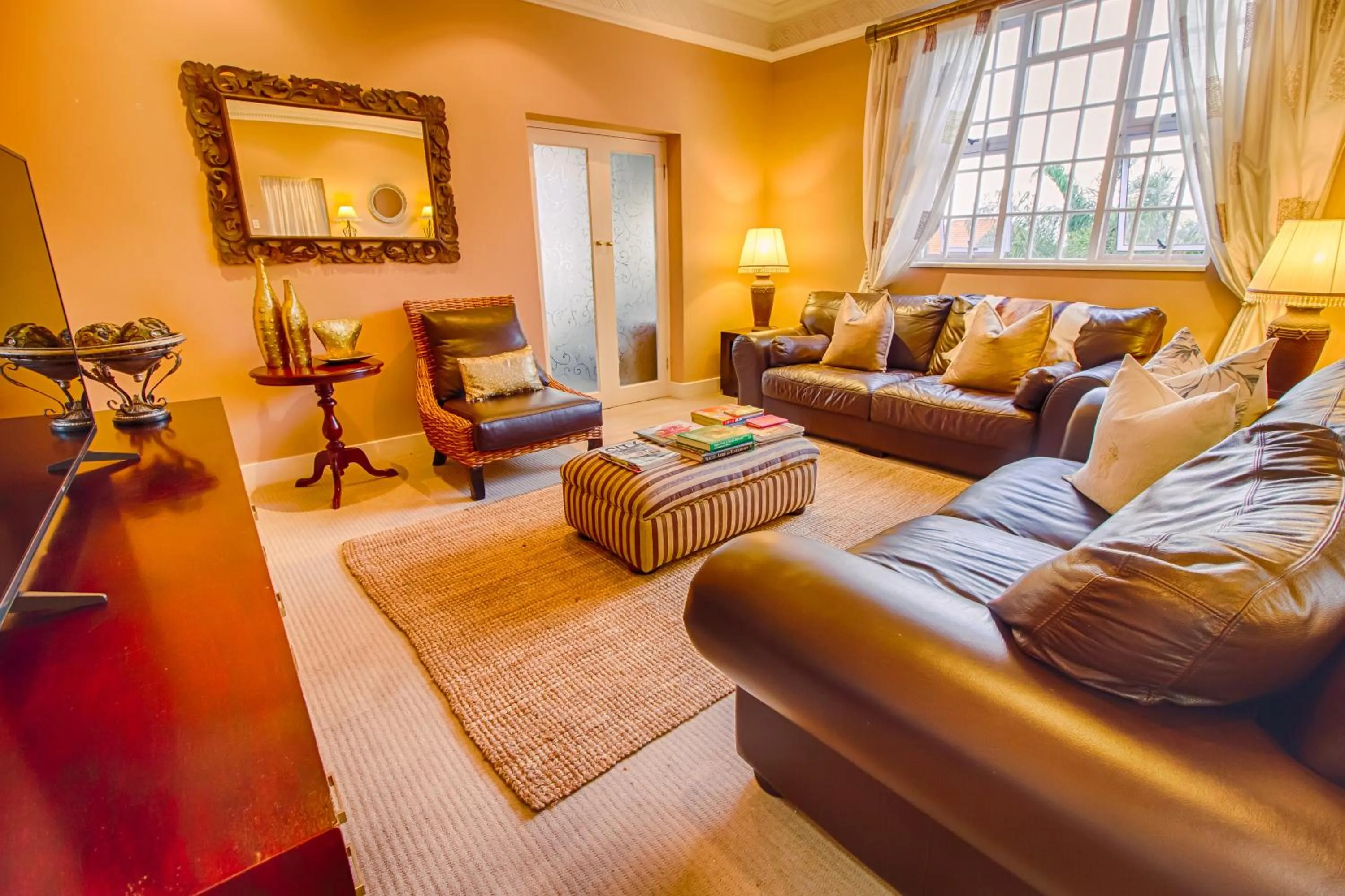 Communal lounge/ TV room in Musgrave Avenue Guest Lodge