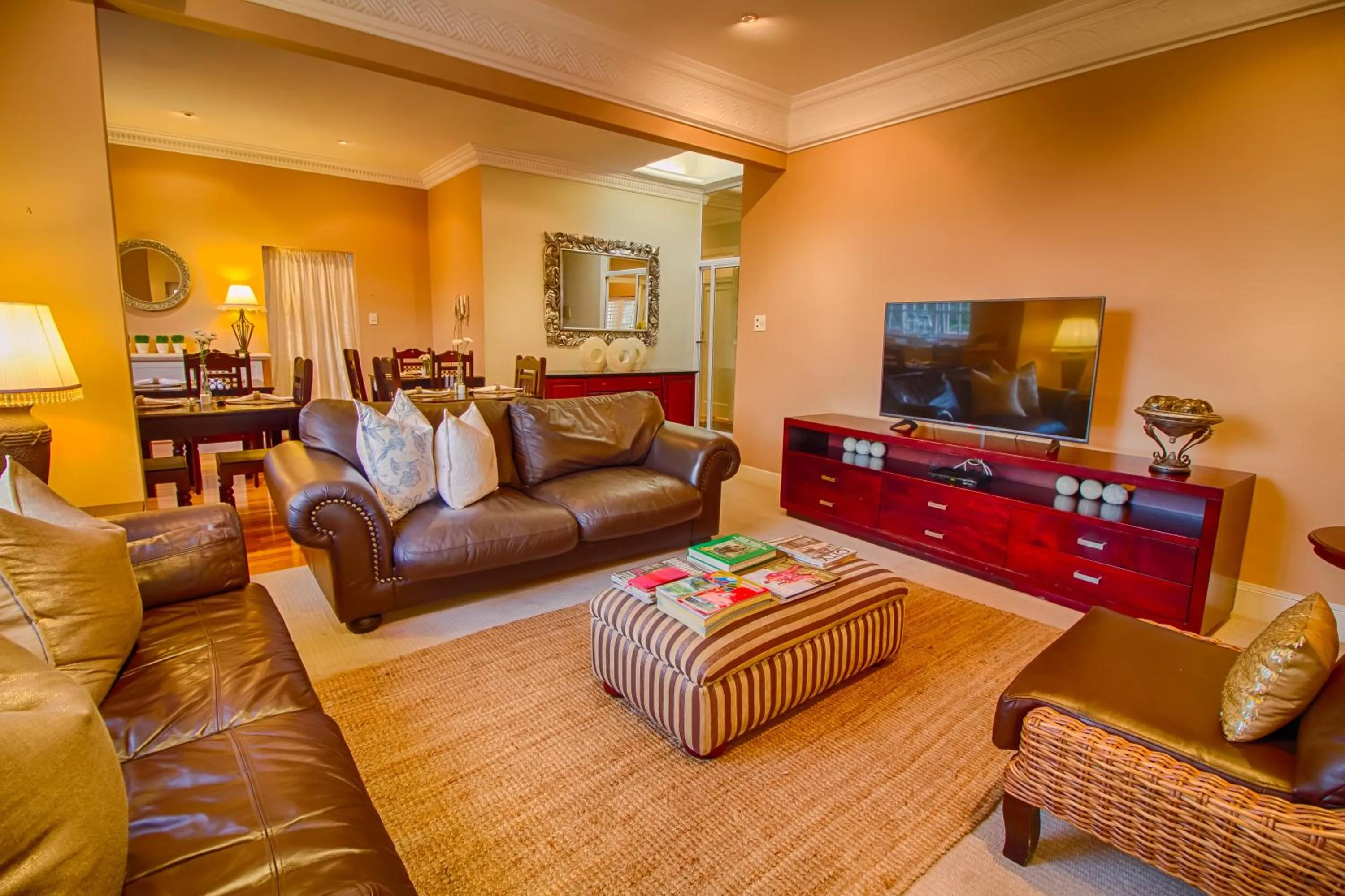 Communal lounge/ TV room in Musgrave Avenue Guest Lodge