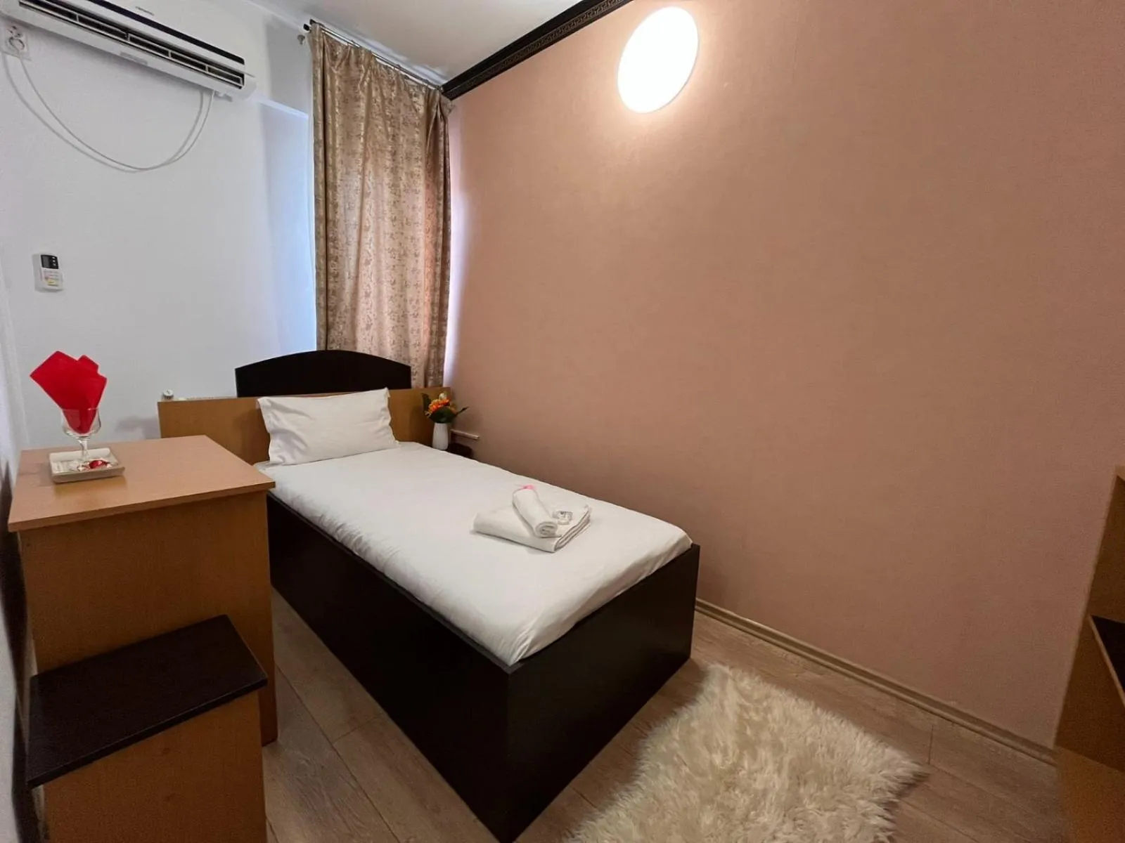 Bed in Pensiunea Nys