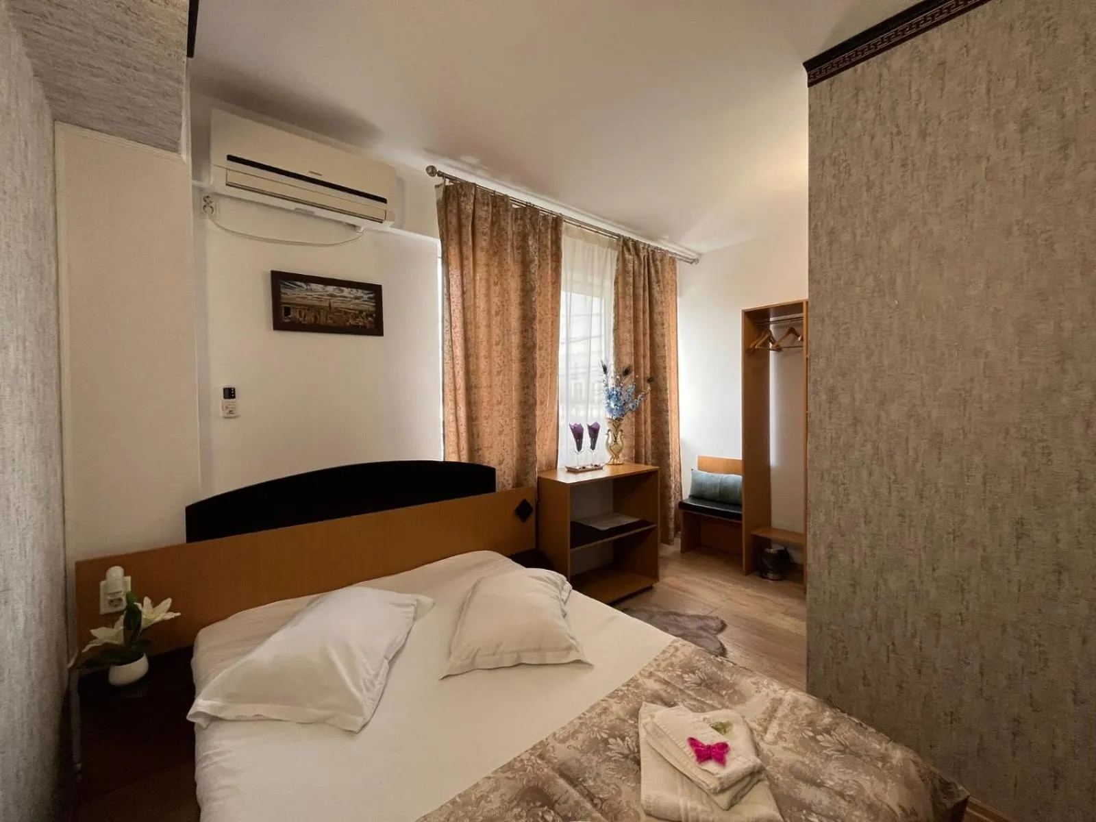 Bed in Pensiunea Nys