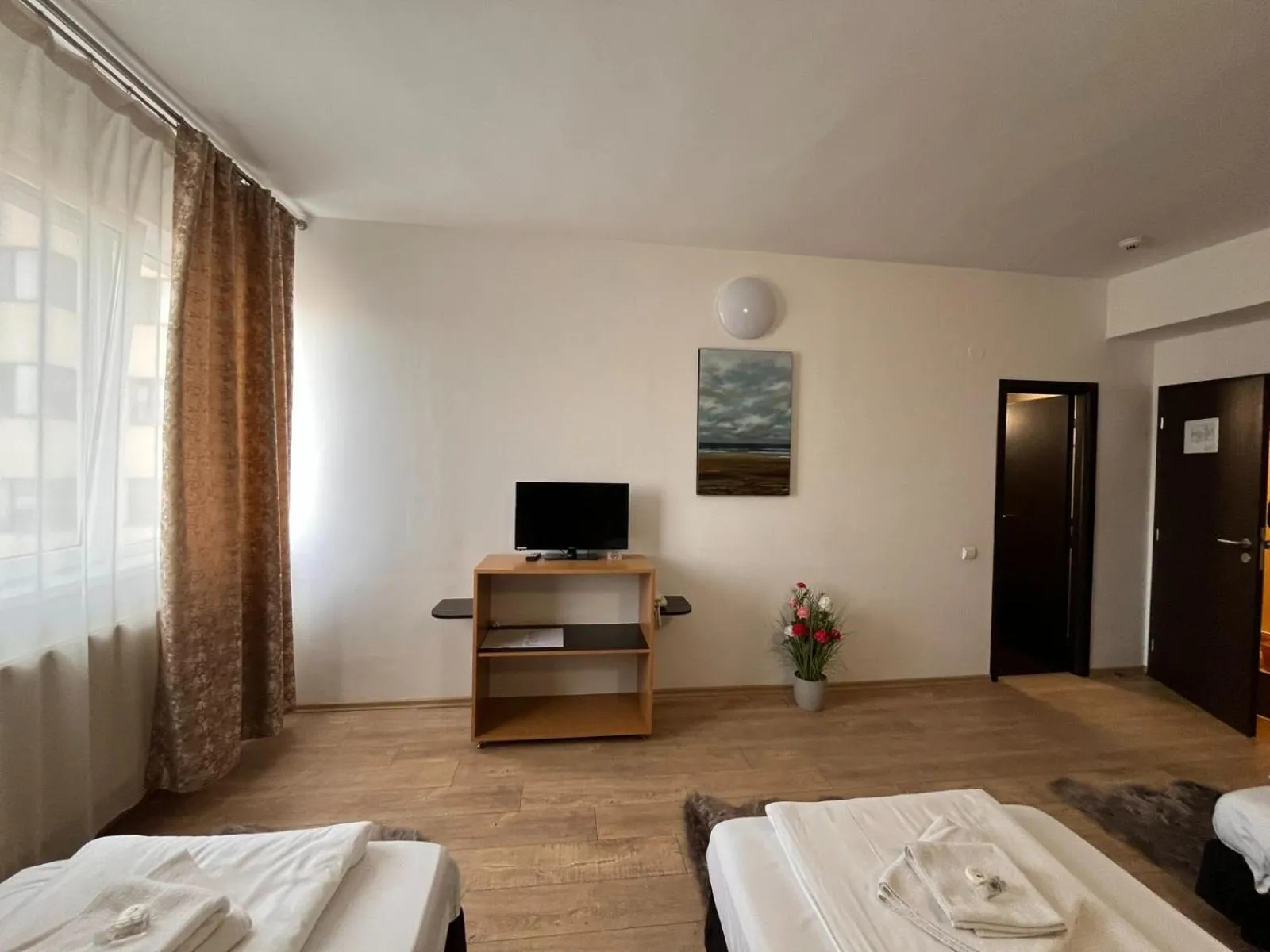 Communal lounge/ TV room, Bed in Pensiunea Nys