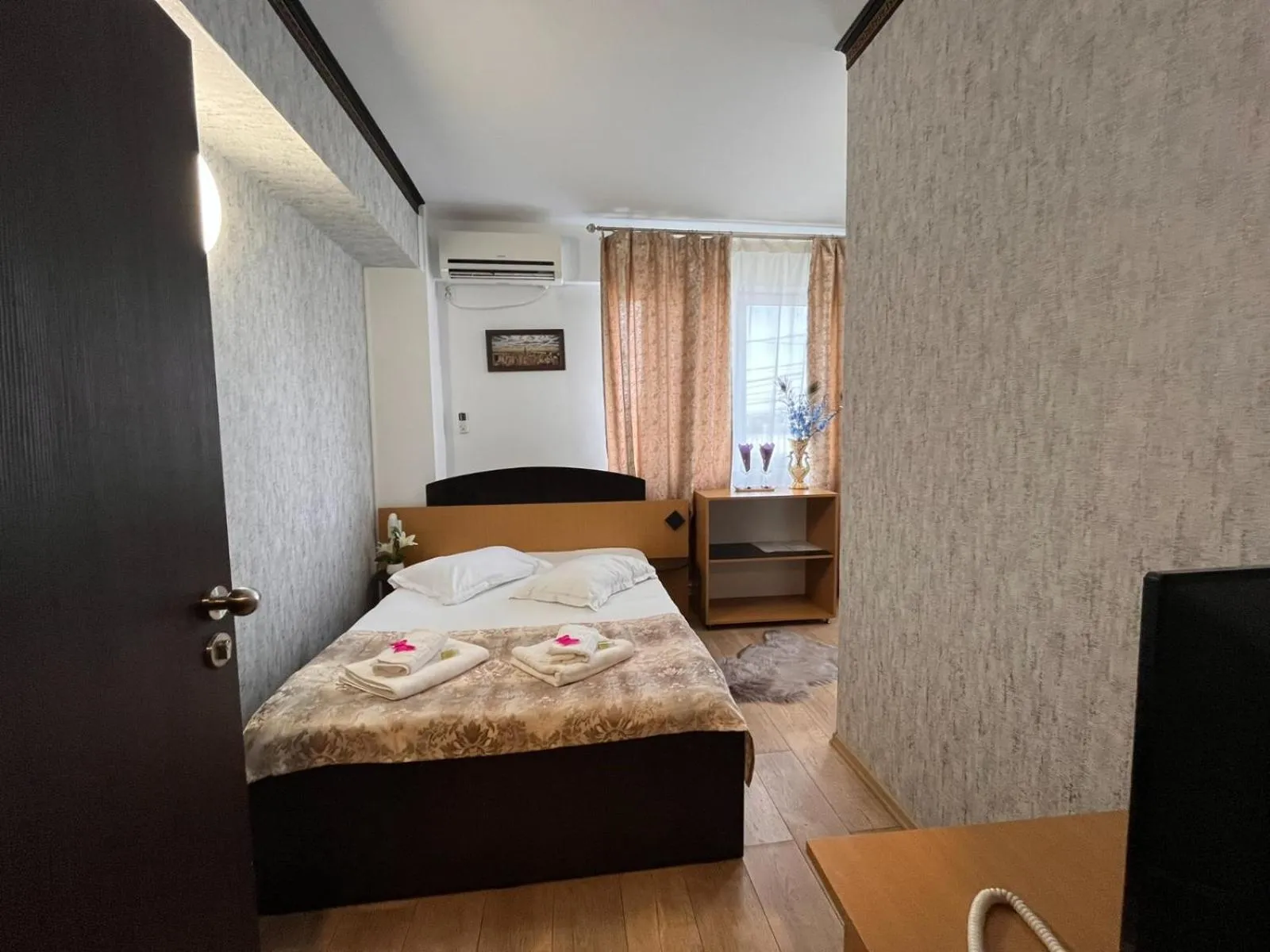 Bed in Pensiunea Nys