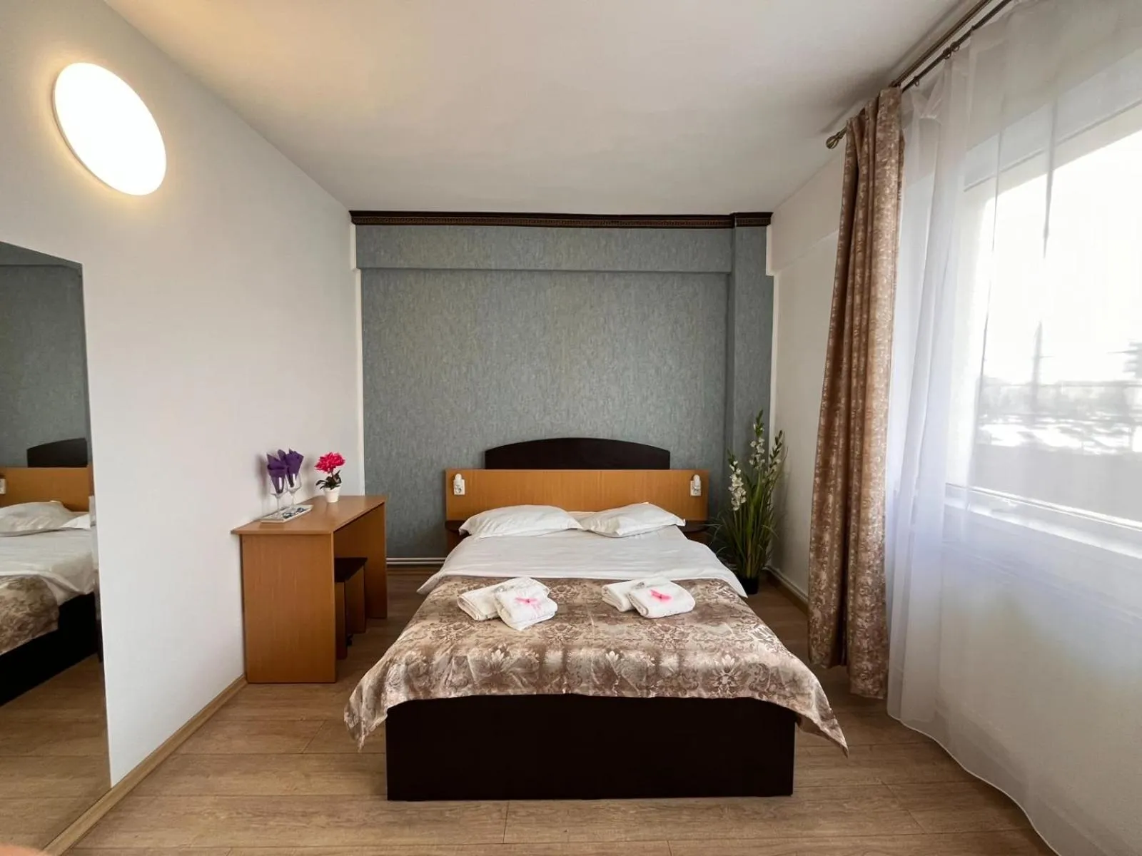 Bed in Pensiunea Nys
