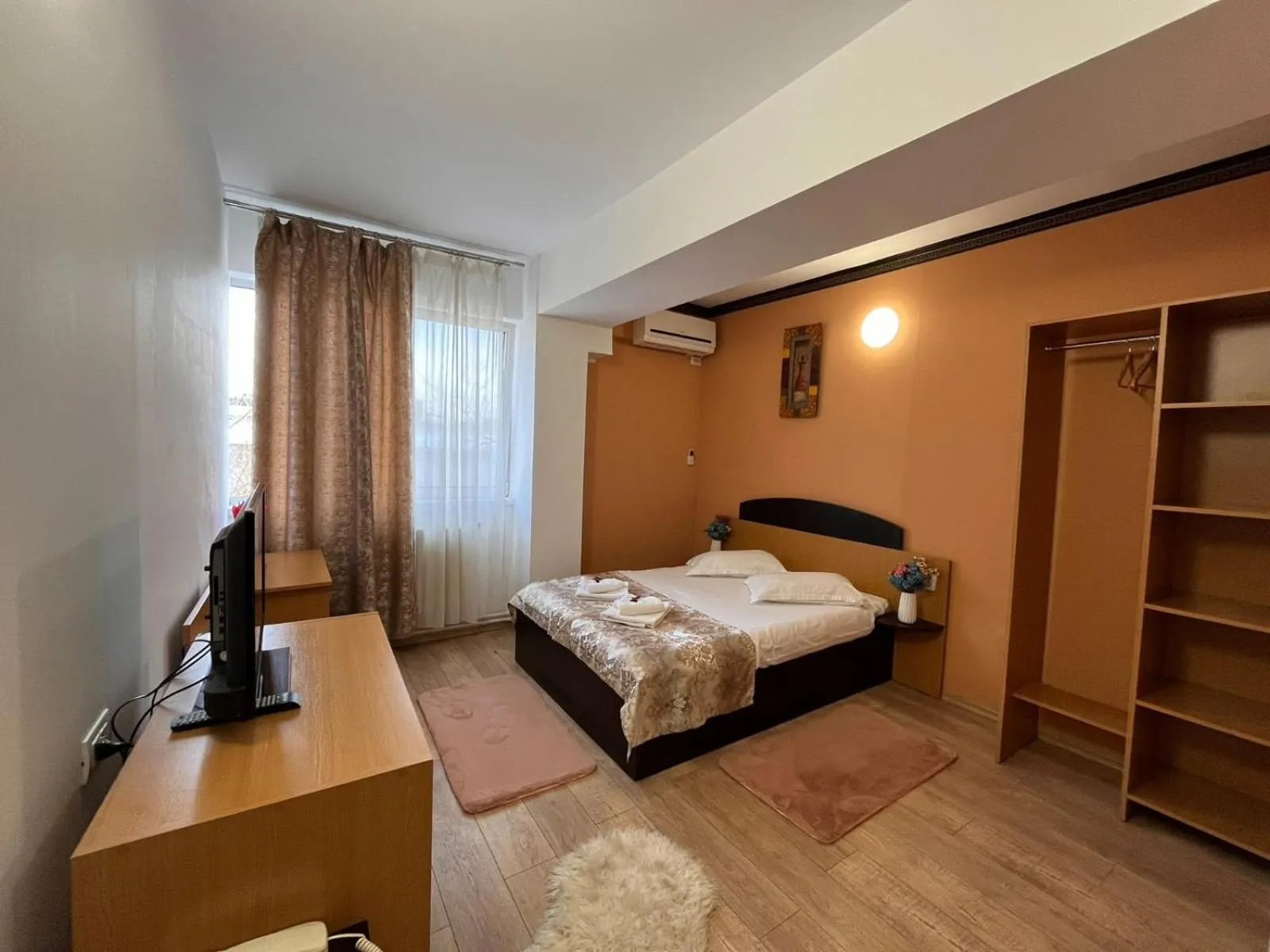 Bed in Pensiunea Nys