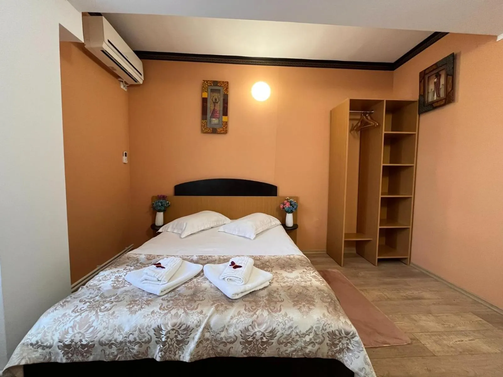 Bed in Pensiunea Nys