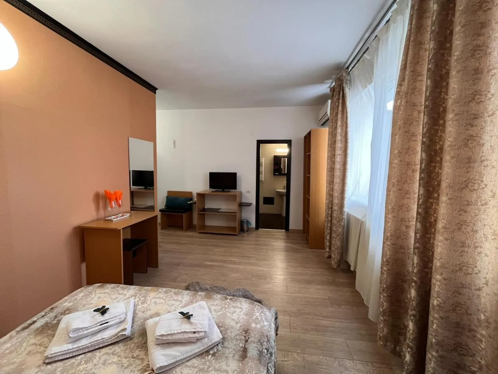 Bed in Pensiunea Nys