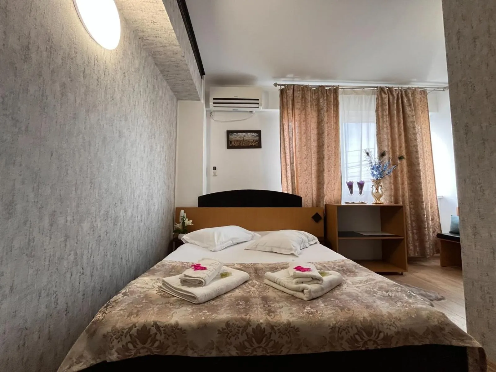 Bed in Pensiunea Nys