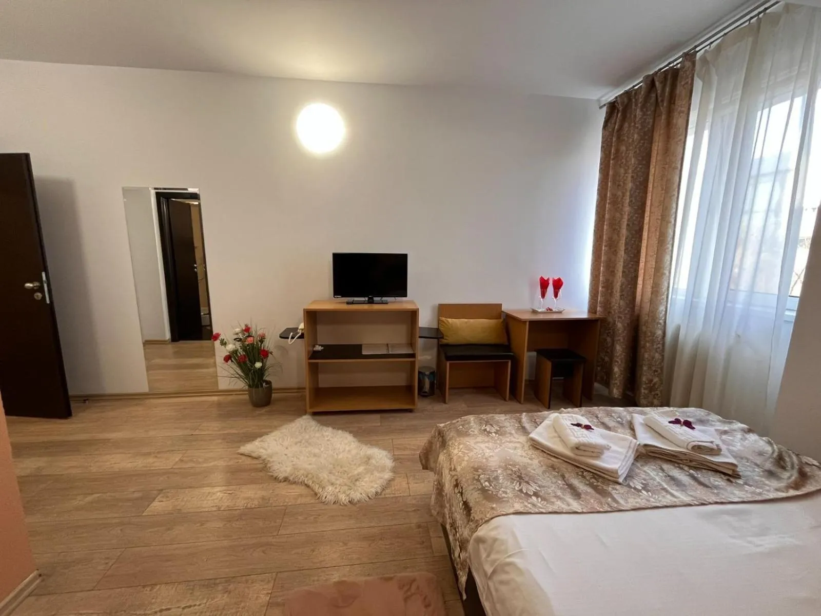 Bed in Pensiunea Nys
