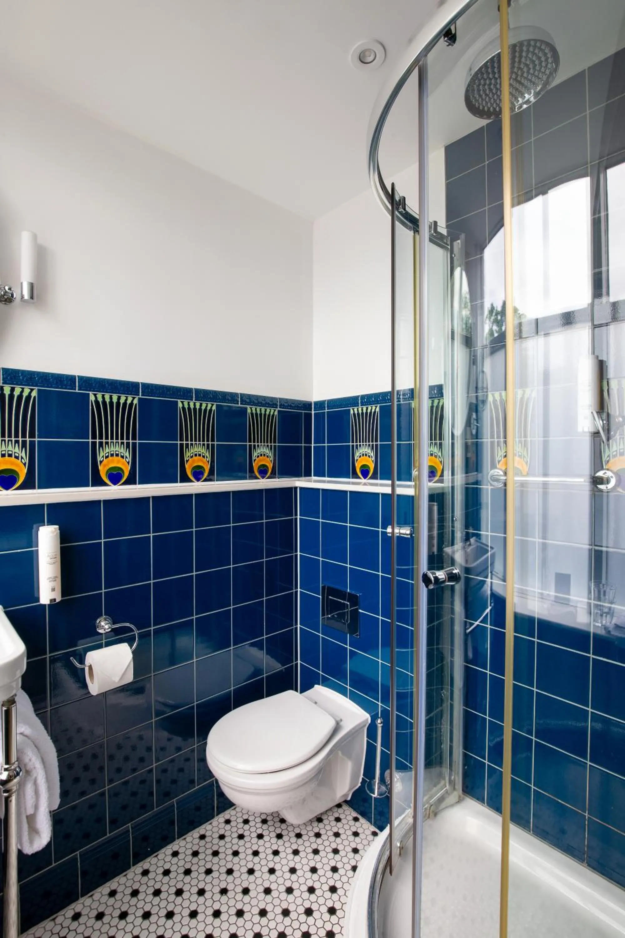 Shower in Elmbank York, Tapestry Collection by Hilton