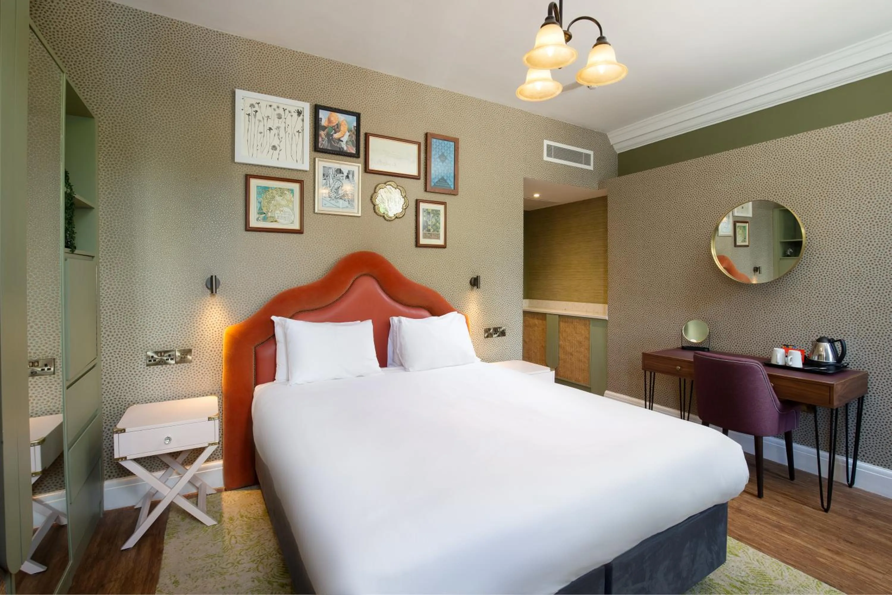 Bed in Elmbank York, Tapestry Collection by Hilton