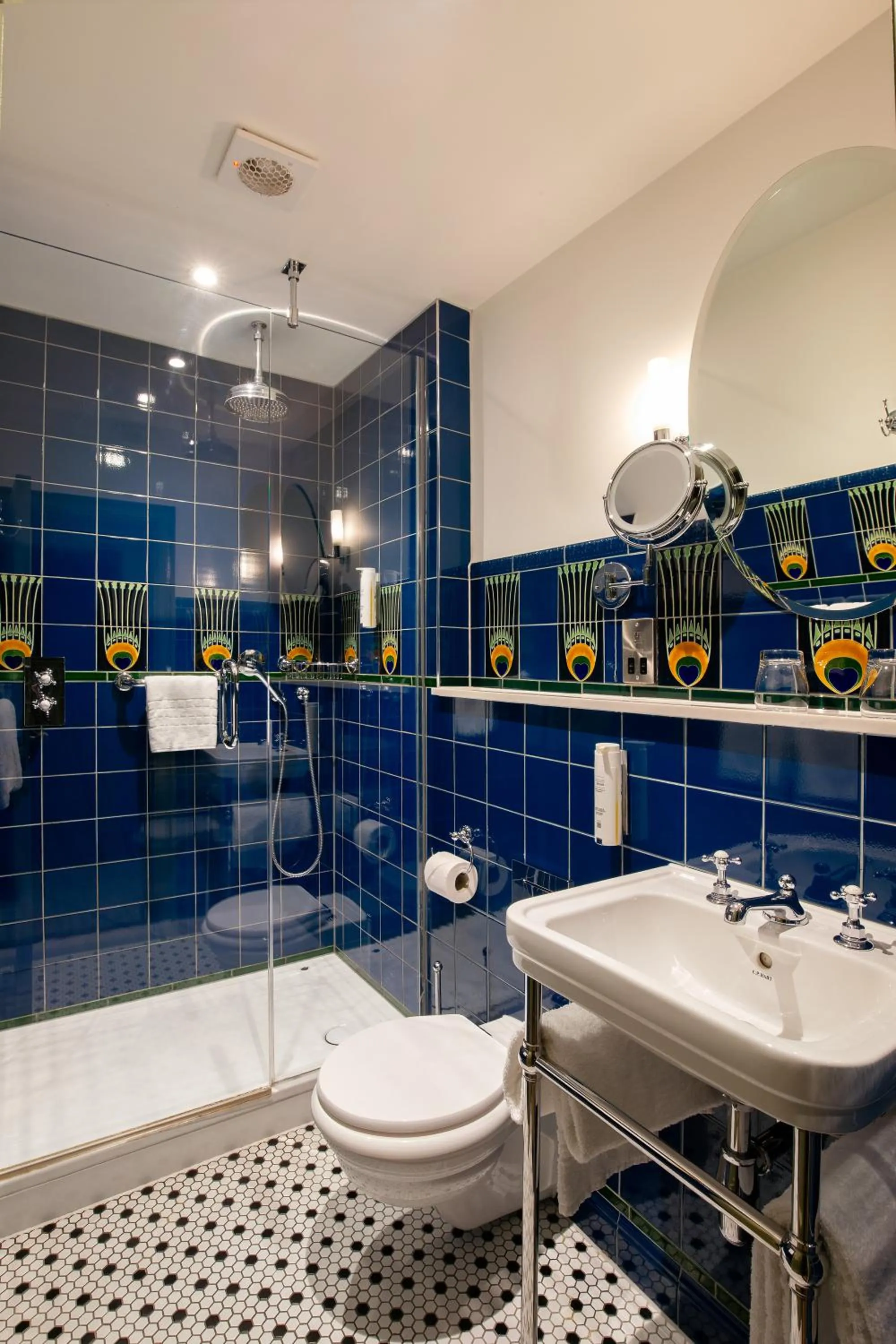 Shower in Elmbank York, Tapestry Collection by Hilton