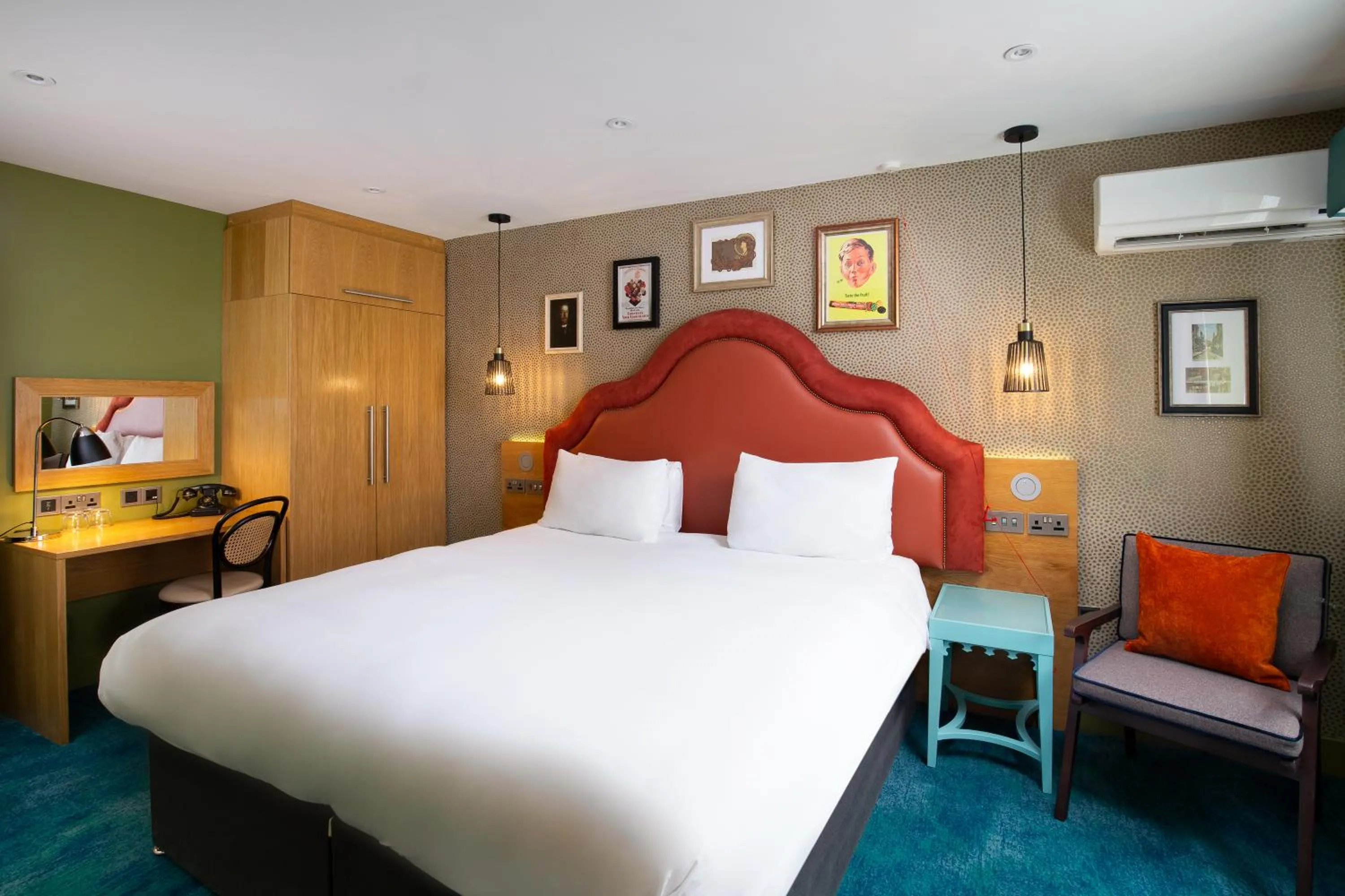 Bed in Elmbank York, Tapestry Collection by Hilton