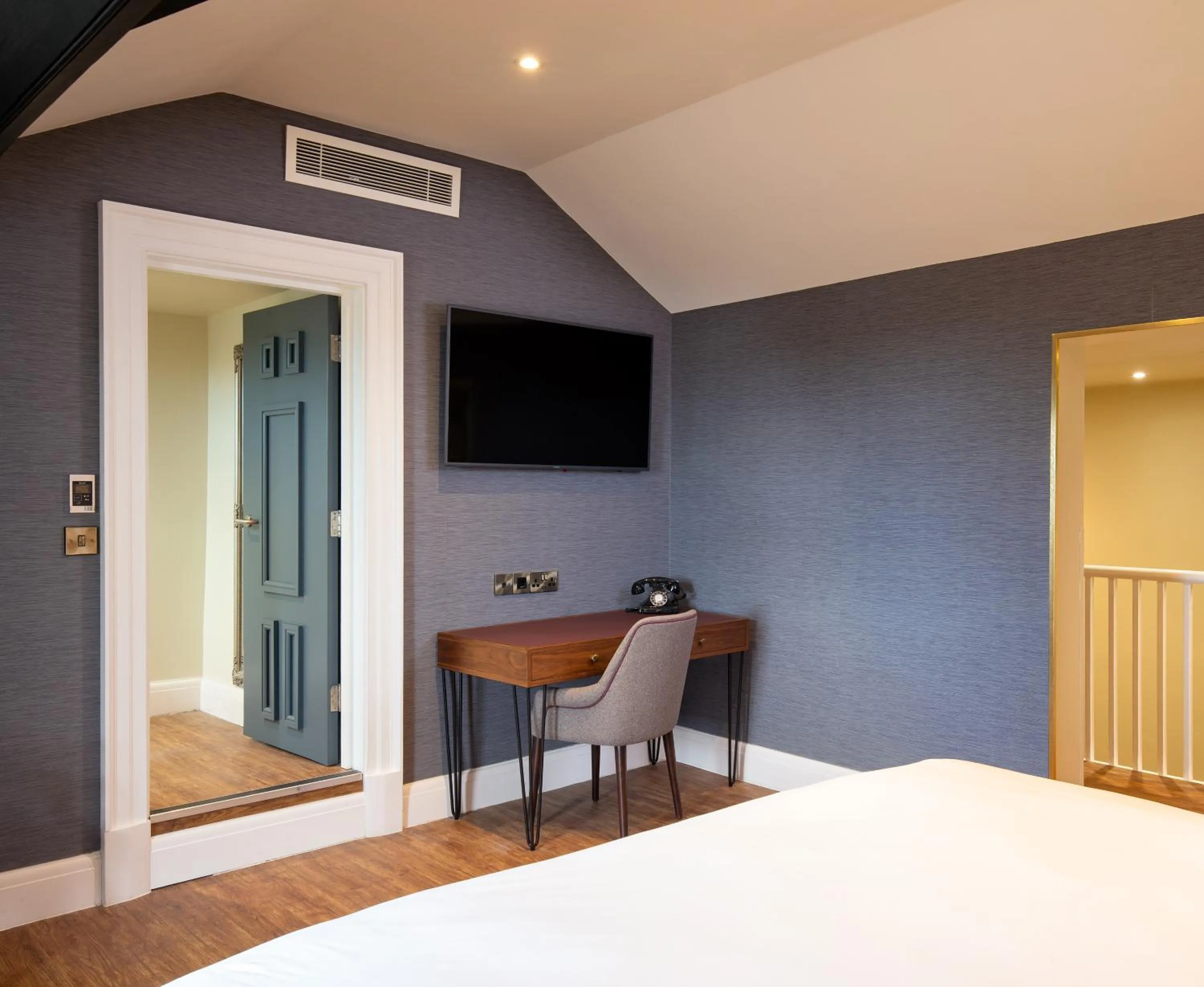 Bed in Elmbank York, Tapestry Collection by Hilton