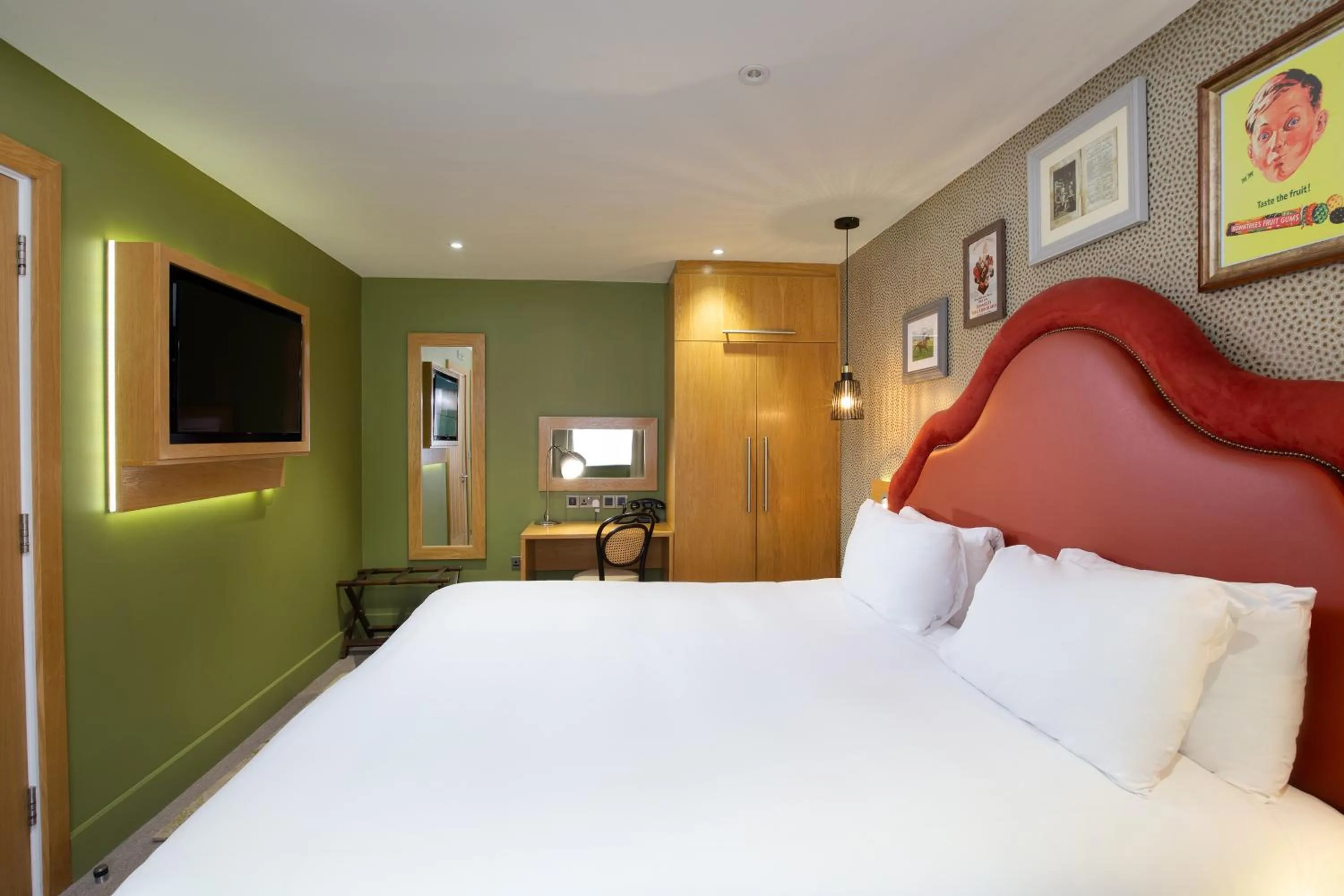 Bed in Elmbank York, Tapestry Collection by Hilton