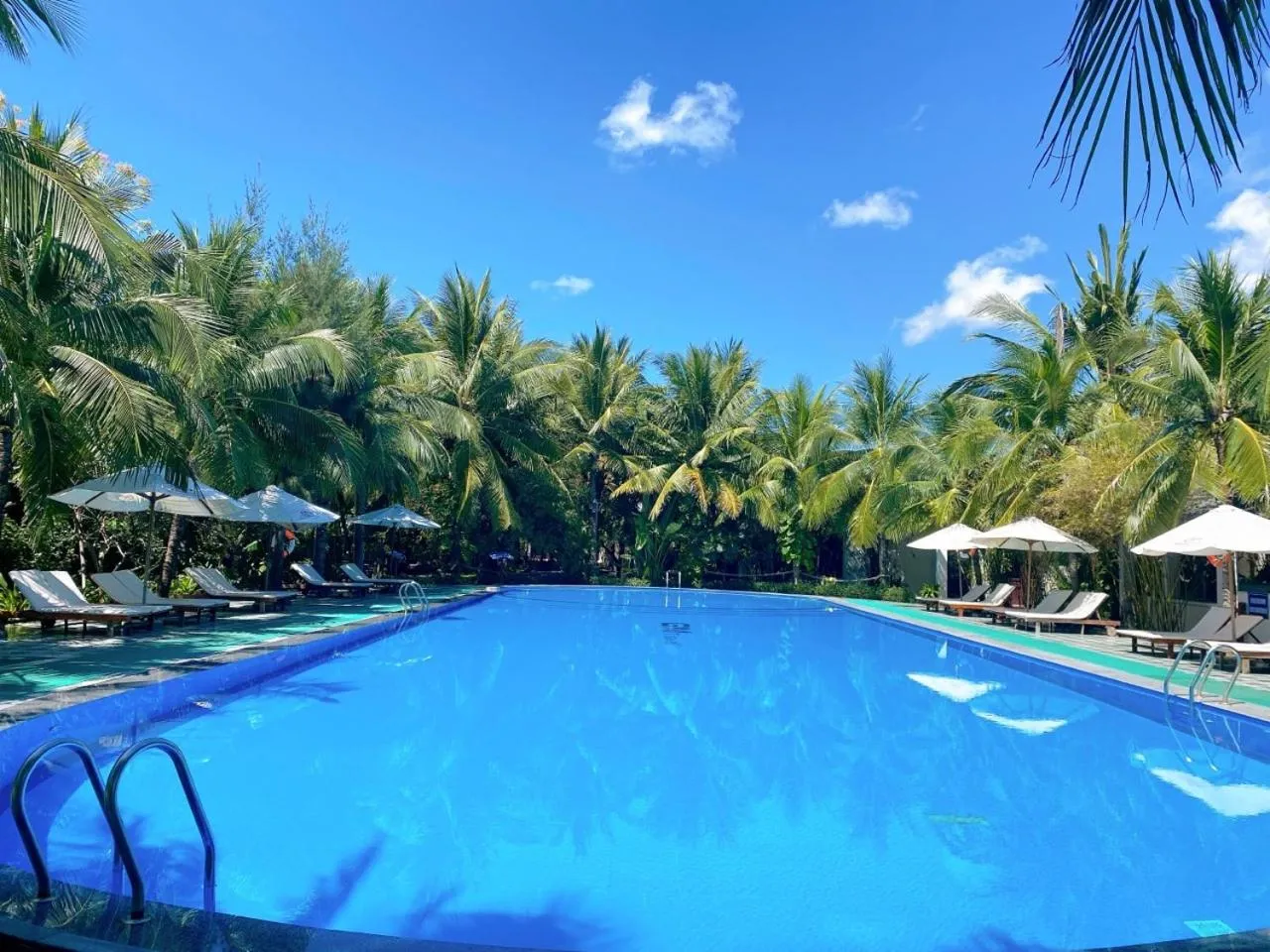 Swimming pool in GM Doc Let Beach Resort & Spa