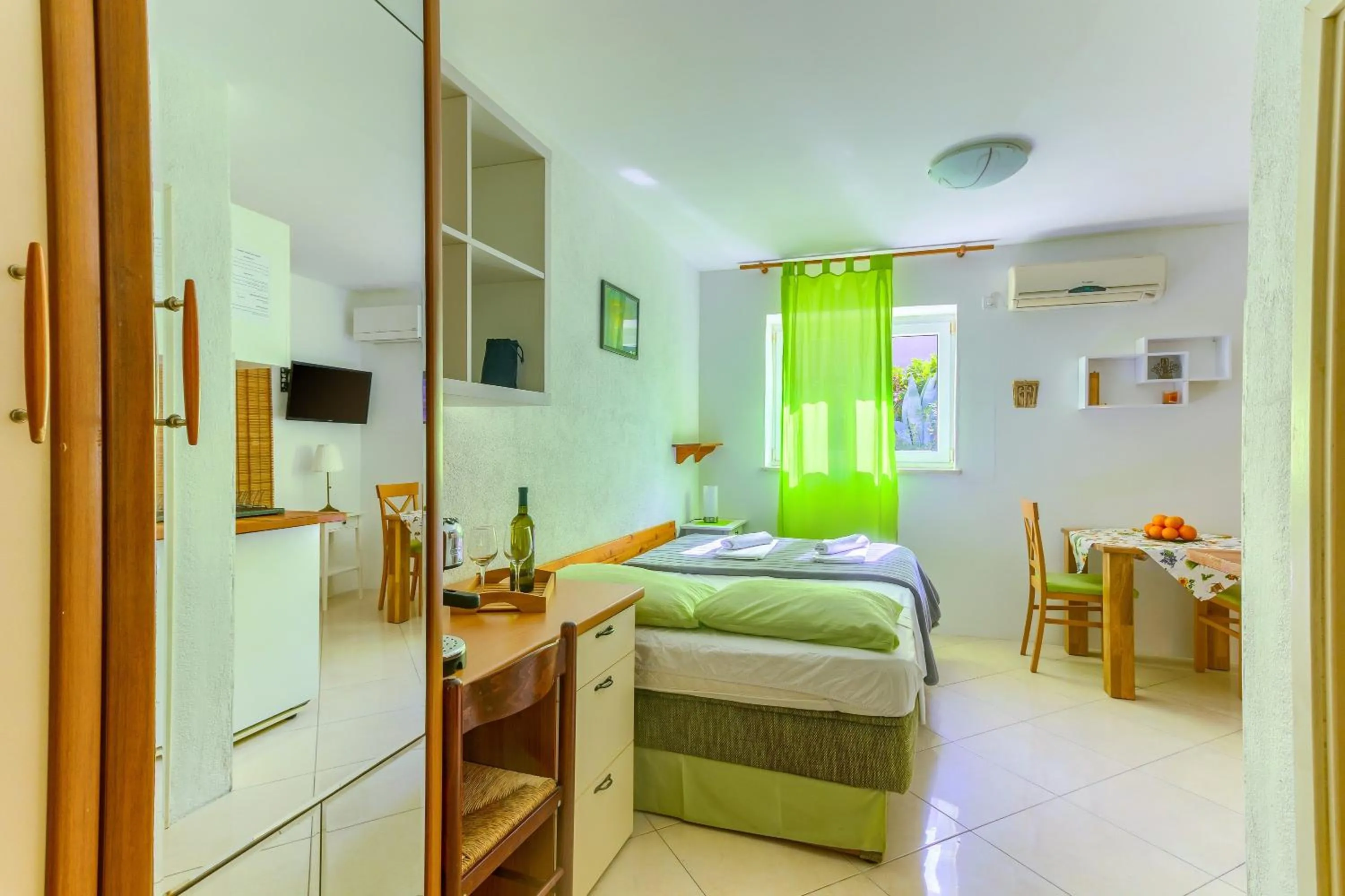 Studio with shared garden 3 min walk to the beach