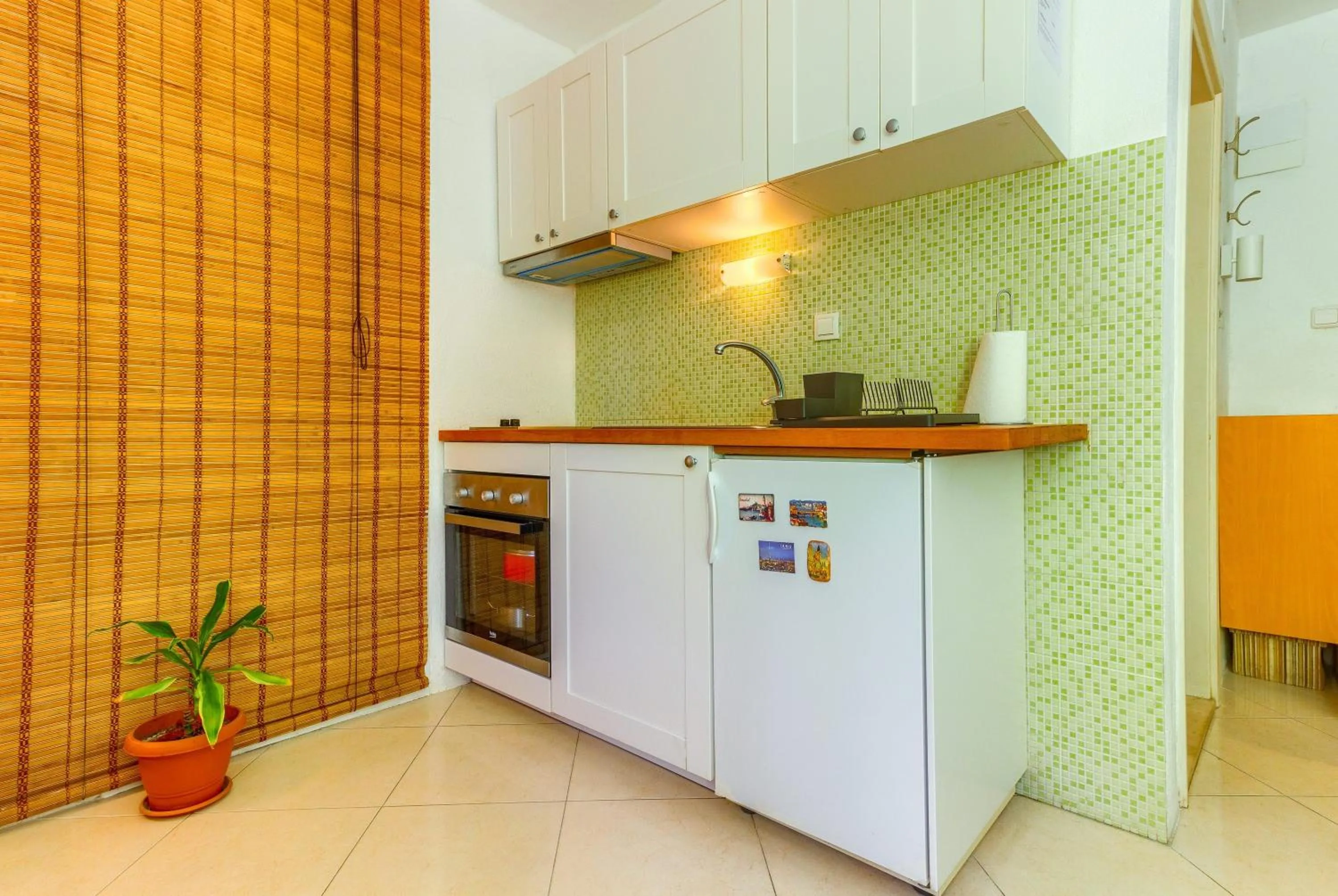 Studio with shared garden 3 min walk to the beach