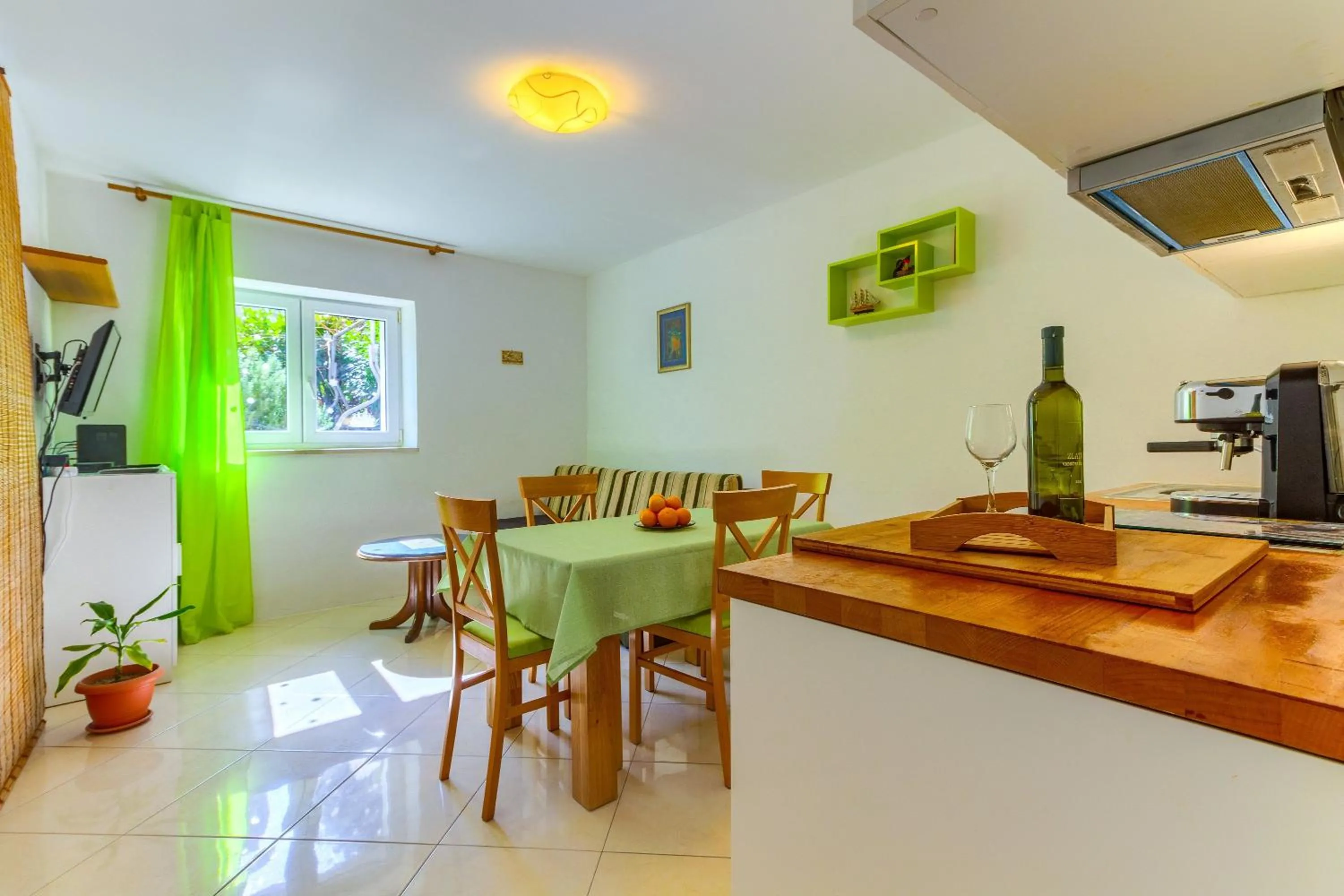 2-bdr apt with shared garden 3 min walk to beach