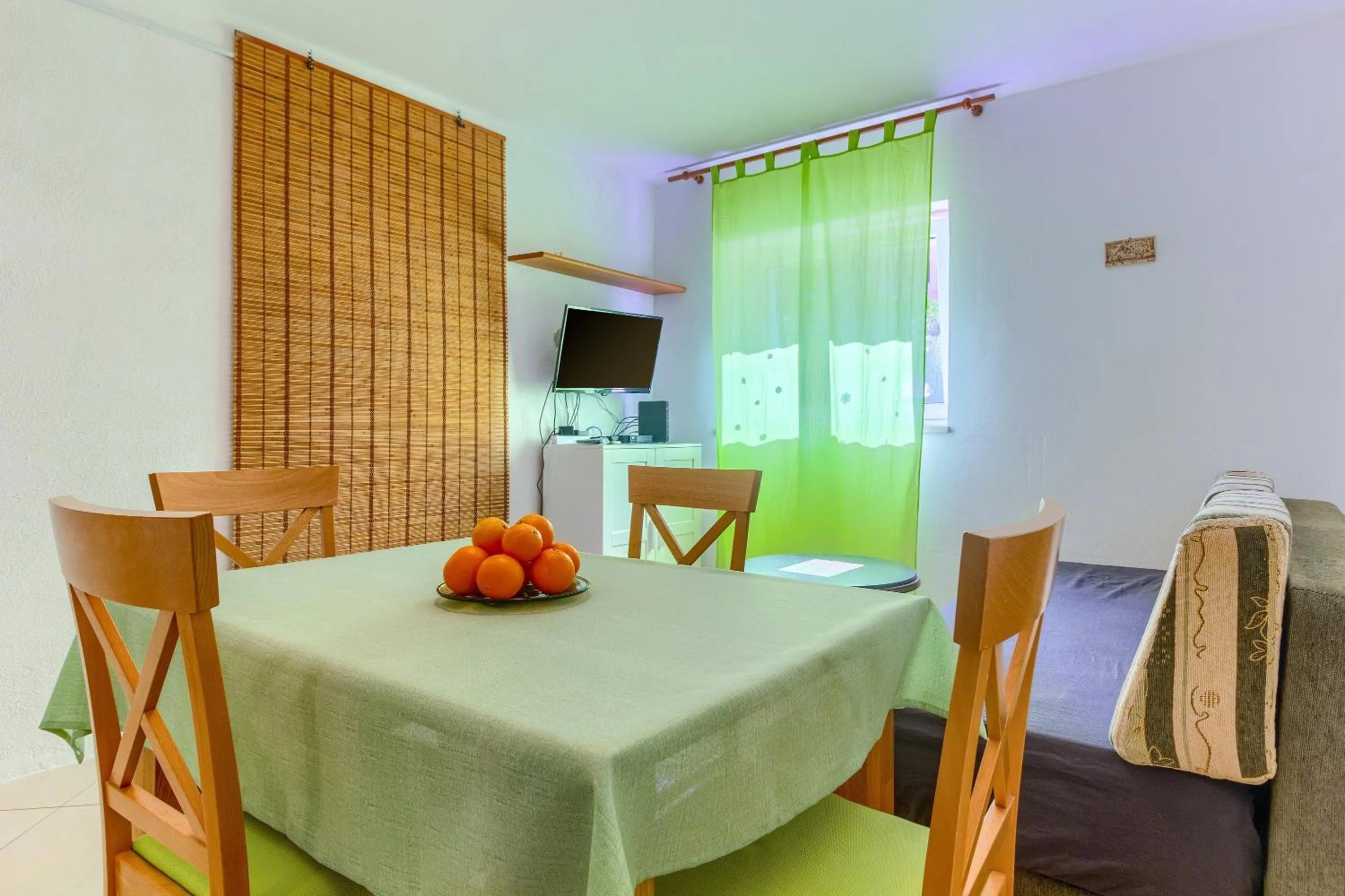 2-bdr apt with shared garden 3 min walk to beach