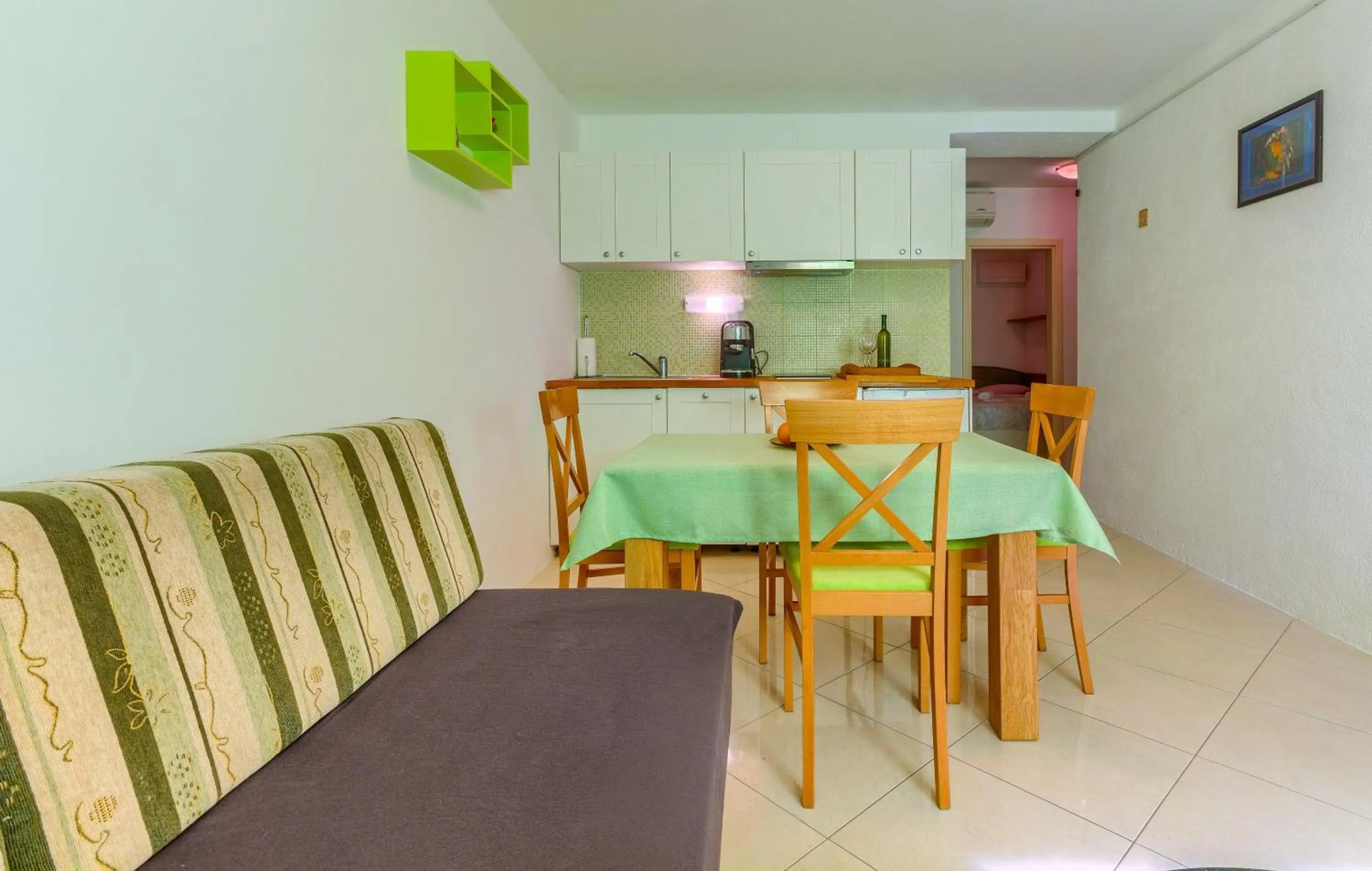 2-bdr apt with shared garden 3 min walk to beach