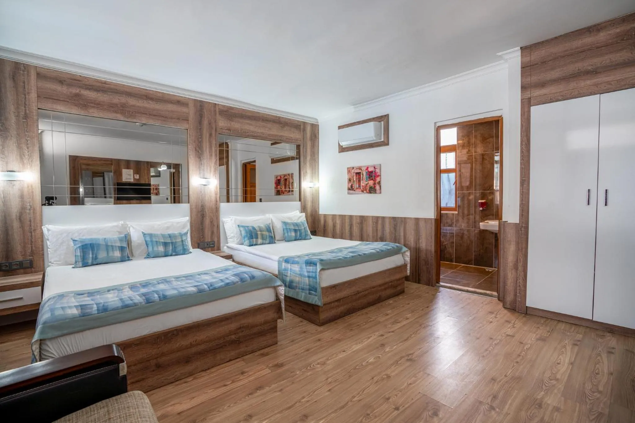 Photo of the whole room, Bed in Oscar Boutique Hotel