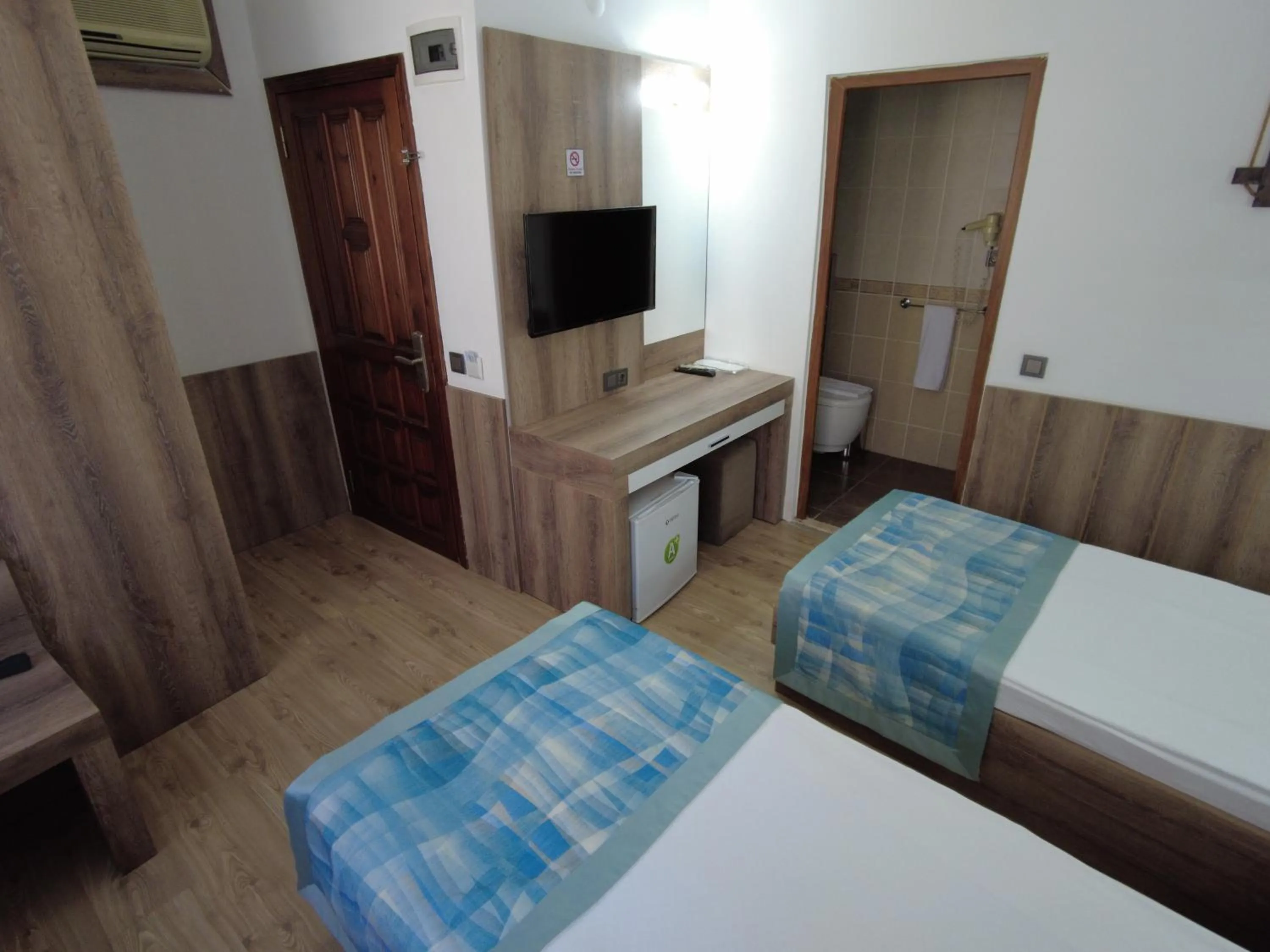 Photo of the whole room, Bed in Oscar Boutique Hotel